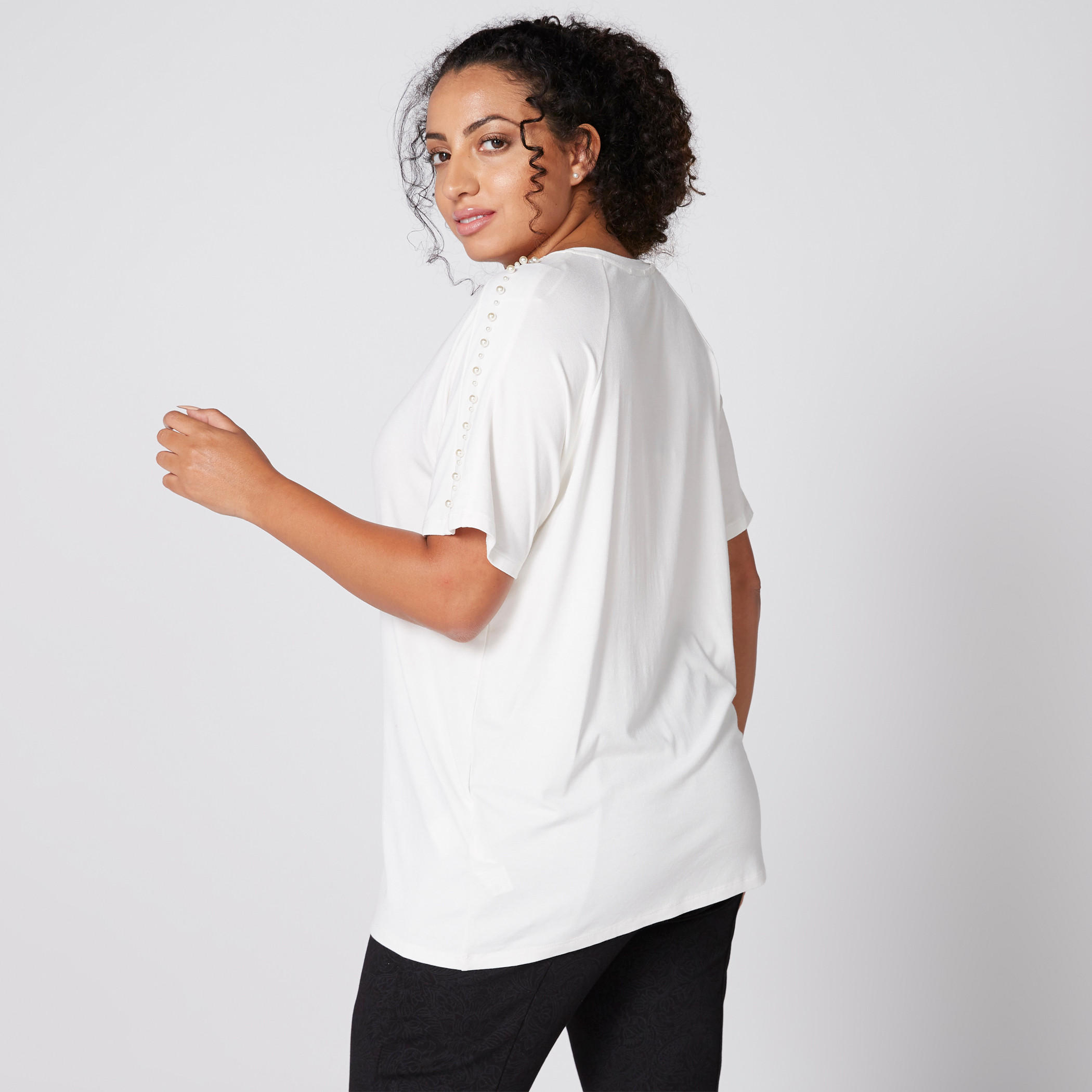 بلوزة بياقة مستديرة وأكمام متصلة مزيّنة باللؤلؤ-women-clothing-tshirts-image-2