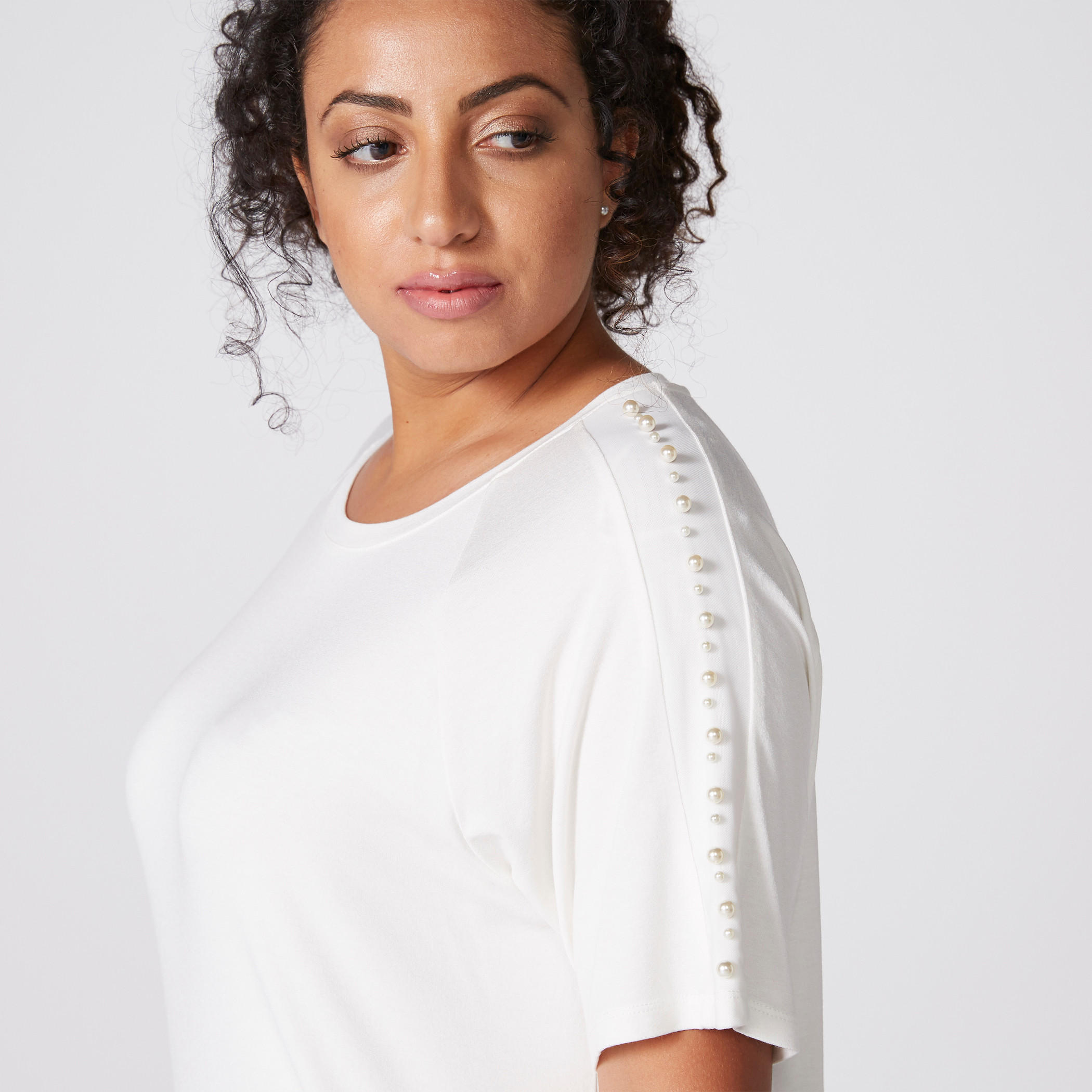بلوزة بياقة مستديرة وأكمام متصلة مزيّنة باللؤلؤ-women-clothing-tshirts-image-3