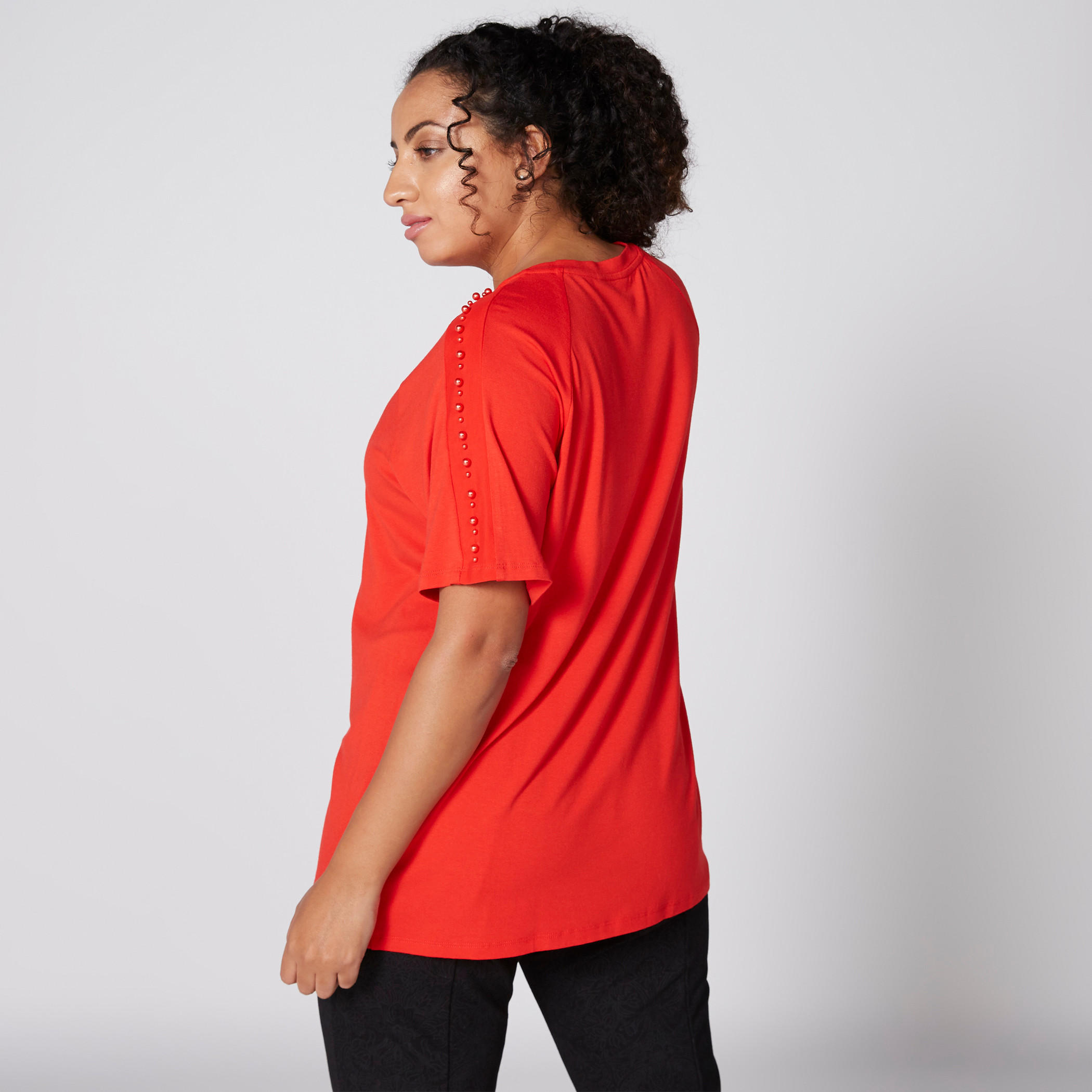 تيشيرت بياقة مستديرة وأكمام قصيرة وتفاصيل لؤلؤ-women-clothing-tshirts-image-2