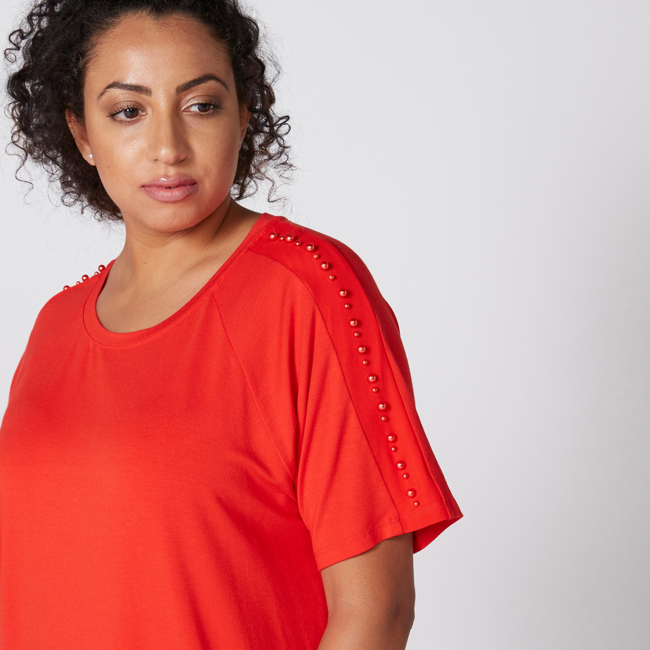 تيشيرت بياقة مستديرة وأكمام قصيرة وتفاصيل لؤلؤ-women-clothing-tshirts-image-3