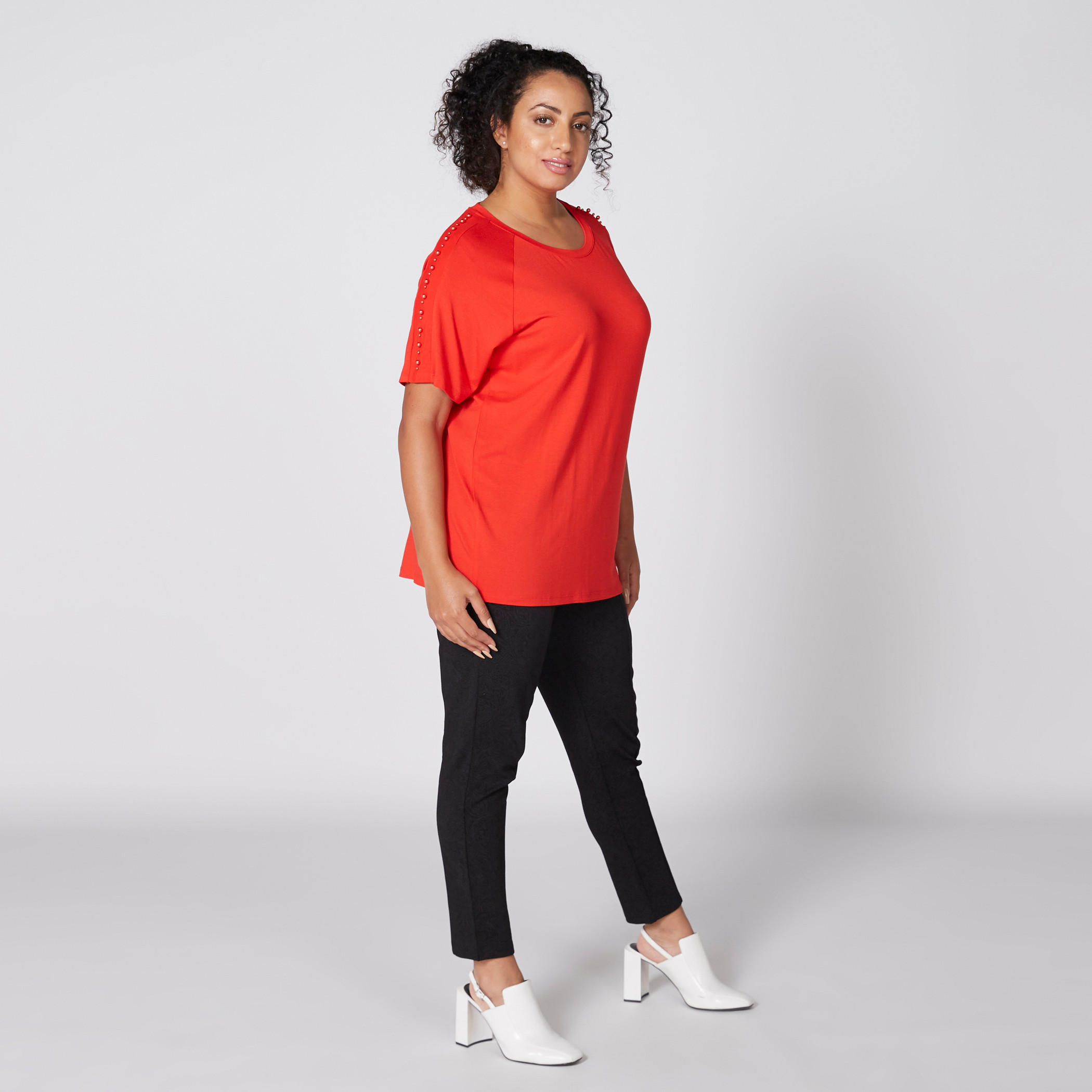 تيشيرت بياقة مستديرة وأكمام قصيرة وتفاصيل لؤلؤ-women-clothing-tshirts-image-4