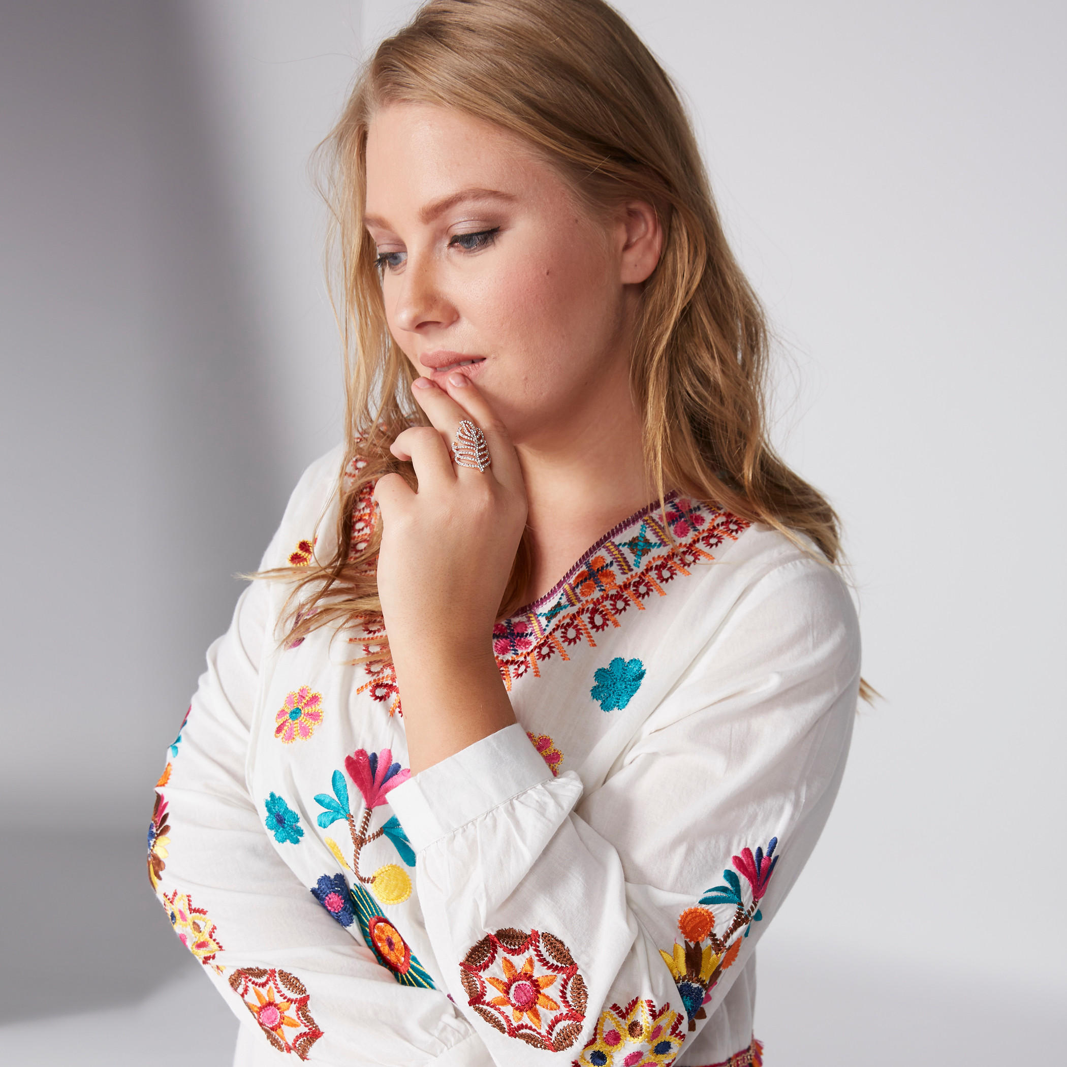 فستان مطرّز متوسط الطول بياقة V وأكمام كشكش-women-clothing-dresses-image-1