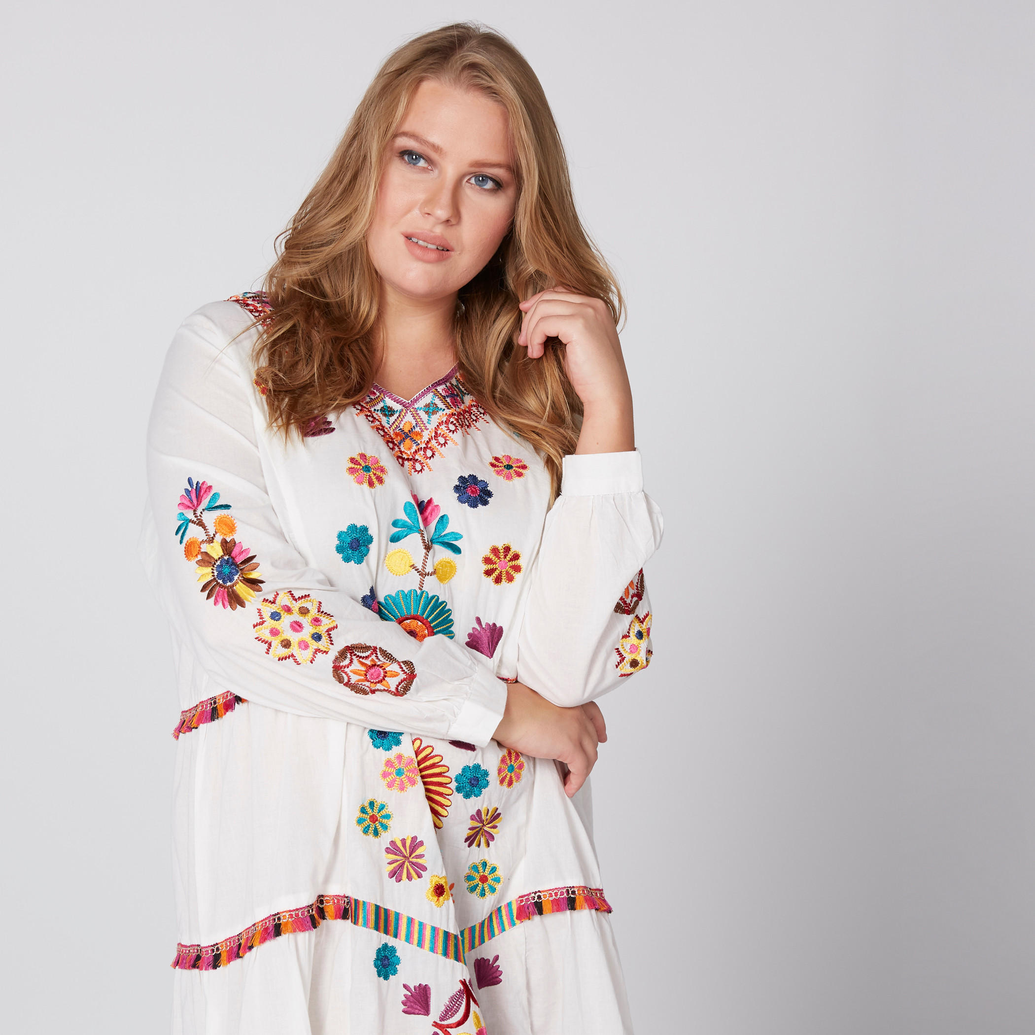 فستان مطرّز متوسط الطول بياقة V وأكمام كشكش-women-clothing-dresses-image-4