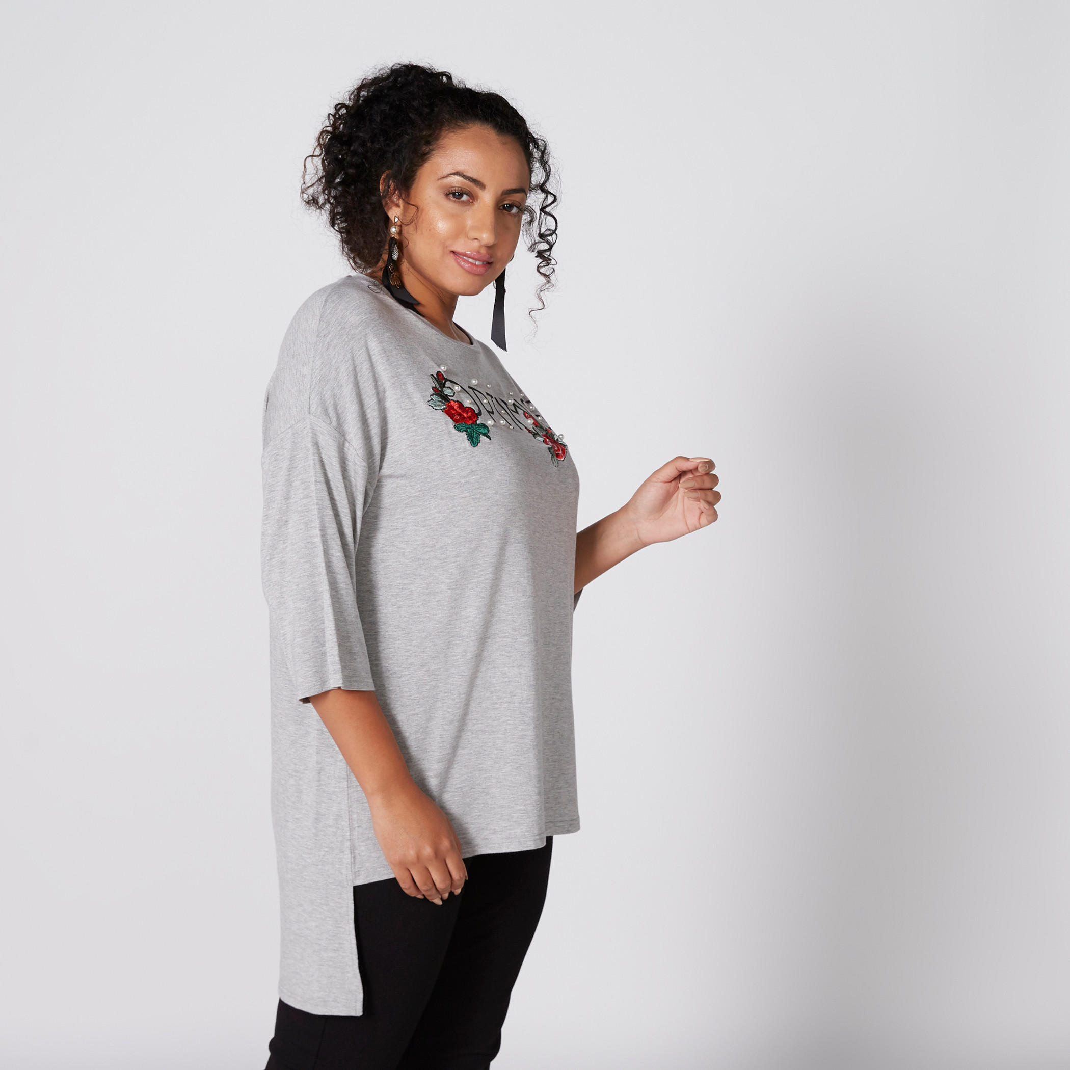 تيشيرت بياقة مستديرة وحوّاف غير مستوية وتفاصيل لؤلؤ-women-clothing-tshirts-image-1