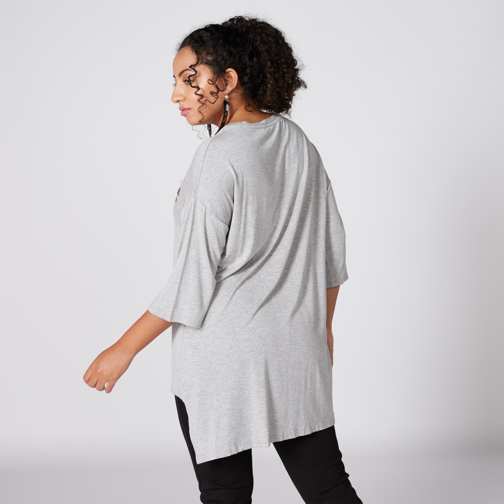 تيشيرت بياقة مستديرة وحوّاف غير مستوية وتفاصيل لؤلؤ-women-clothing-tshirts-image-2