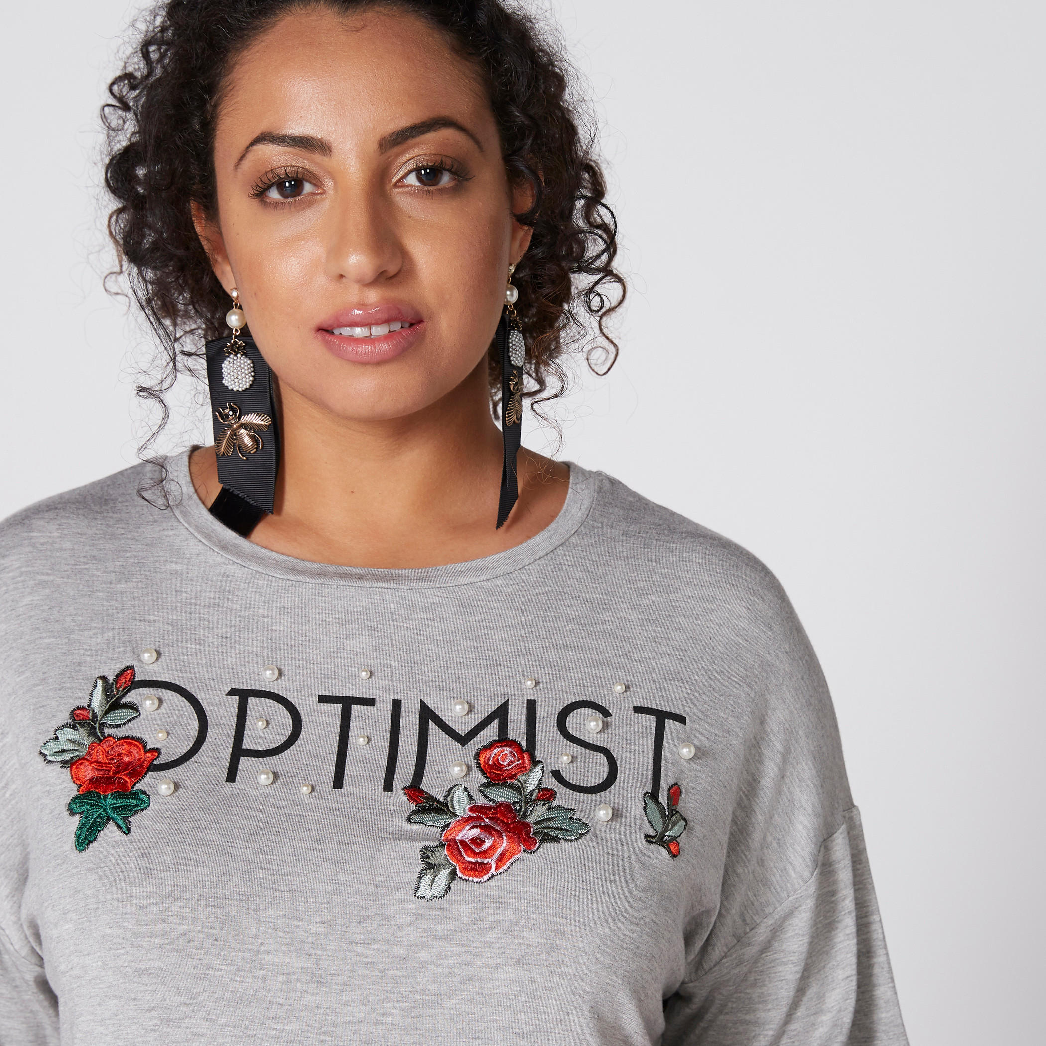 تيشيرت بياقة مستديرة وحوّاف غير مستوية وتفاصيل لؤلؤ-women-clothing-tshirts-image-3