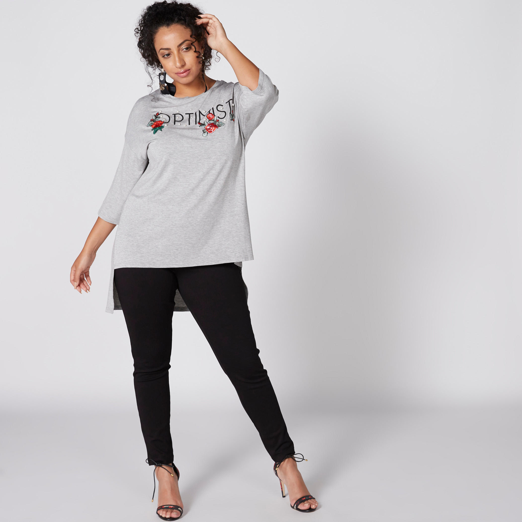 تيشيرت بياقة مستديرة وحوّاف غير مستوية وتفاصيل لؤلؤ-women-clothing-tshirts-image-4