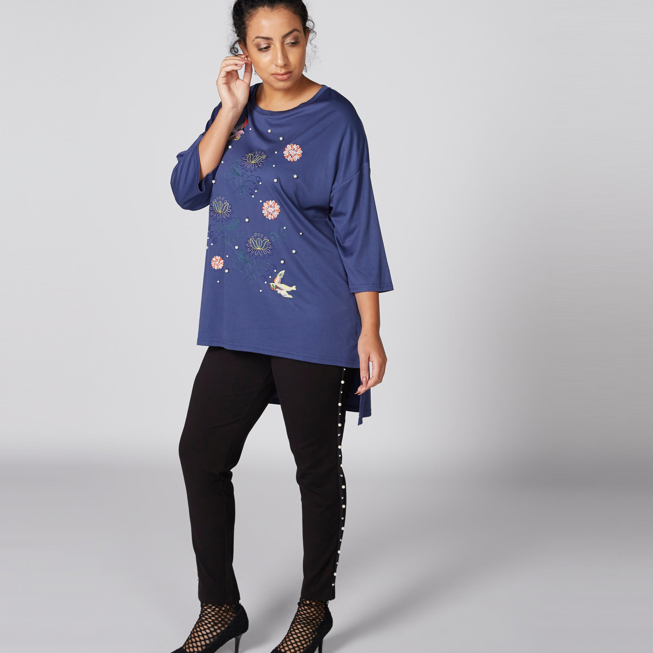بلوزة مطرزة بأكمام 3/4 وتفاصيل لؤلؤ-women-clothing-shirtsandblouses-blouses-image-3