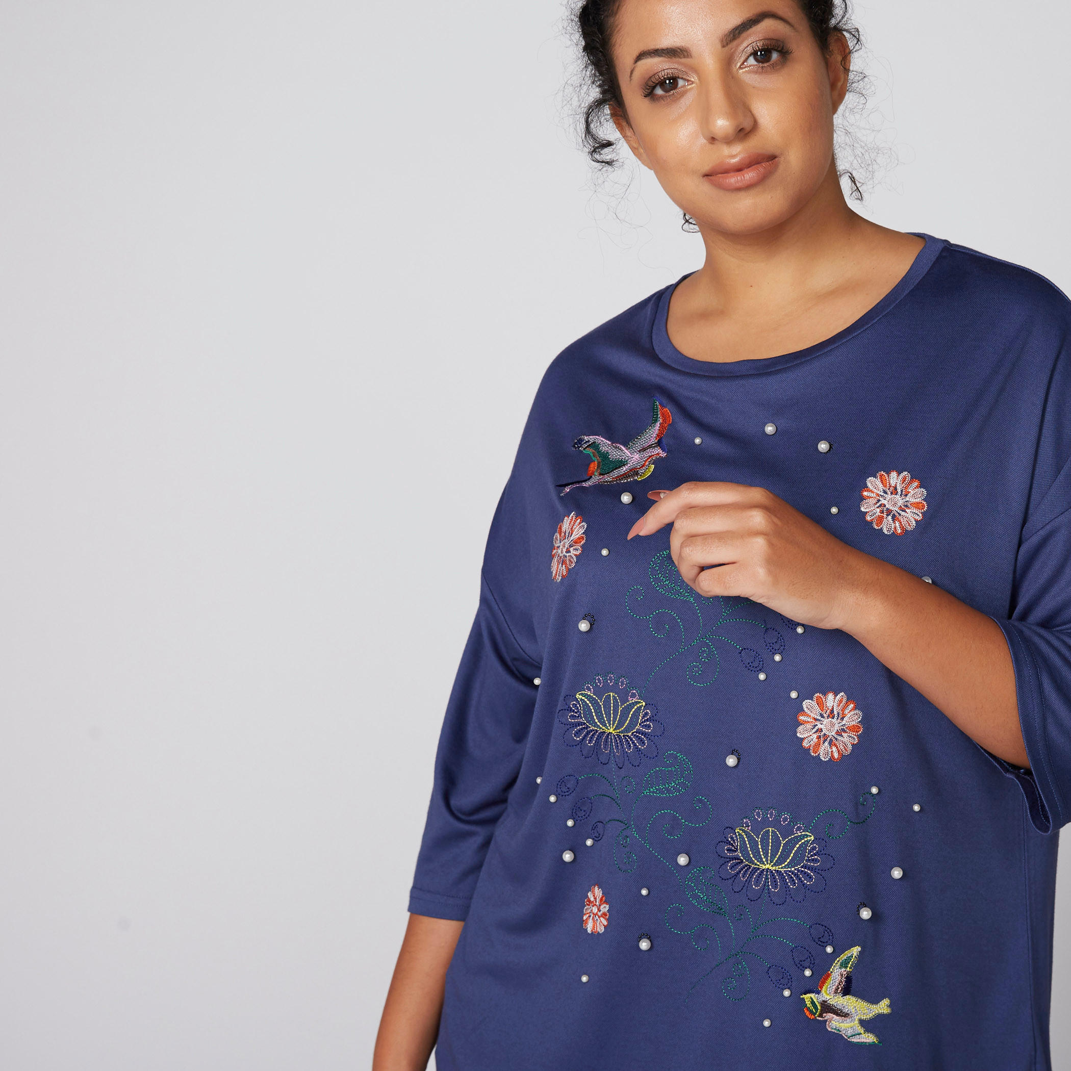 بلوزة مطرزة بأكمام 3/4 وتفاصيل لؤلؤ-women-clothing-shirtsandblouses-blouses-image-4