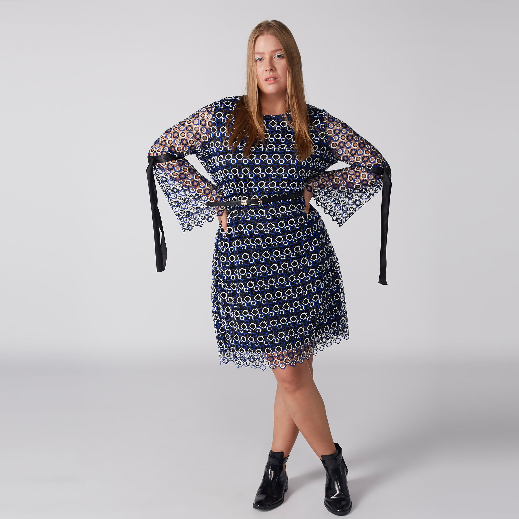فستان متوسط الطول مزيّن بتفاصيل من الدانتيل وبأكمام طويلة-women-clothing-dresses-image-3