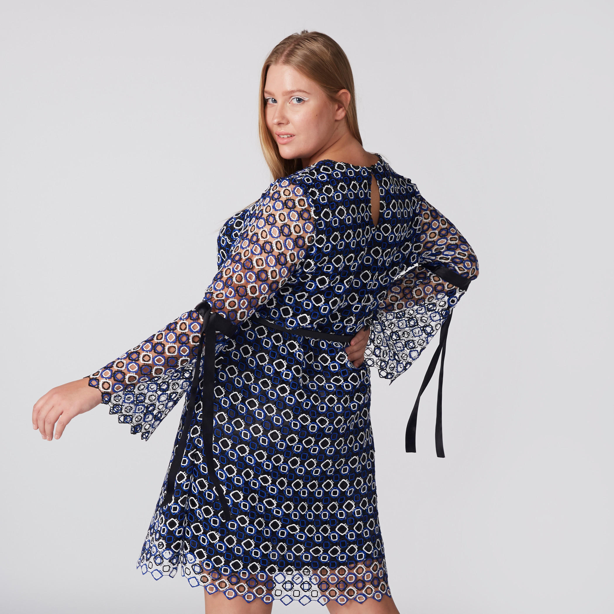 فستان متوسط الطول مزيّن بتفاصيل من الدانتيل وبأكمام طويلة-women-clothing-dresses-image-4