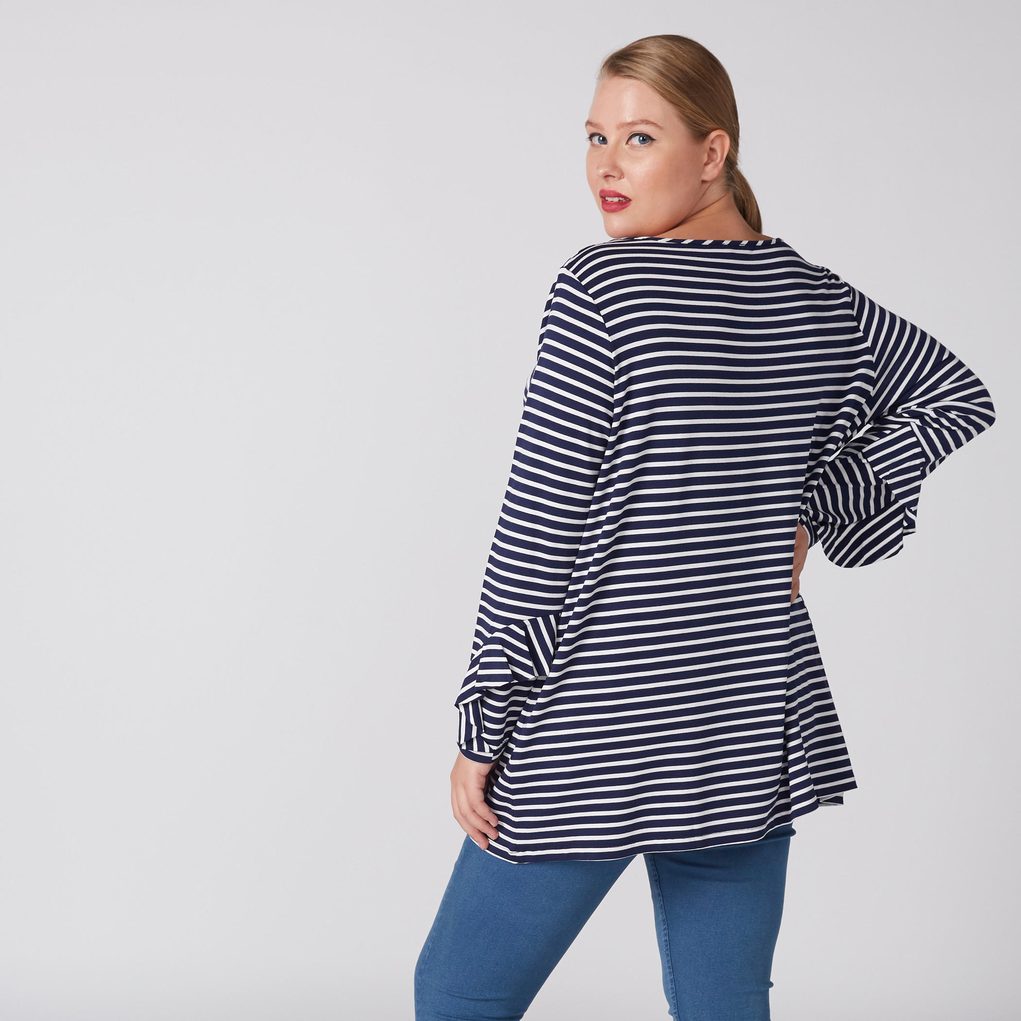 بلوزة مخطّطة بياقة قارب واسعة وأكمام طويلة-women-clothing-tshirts-image-2