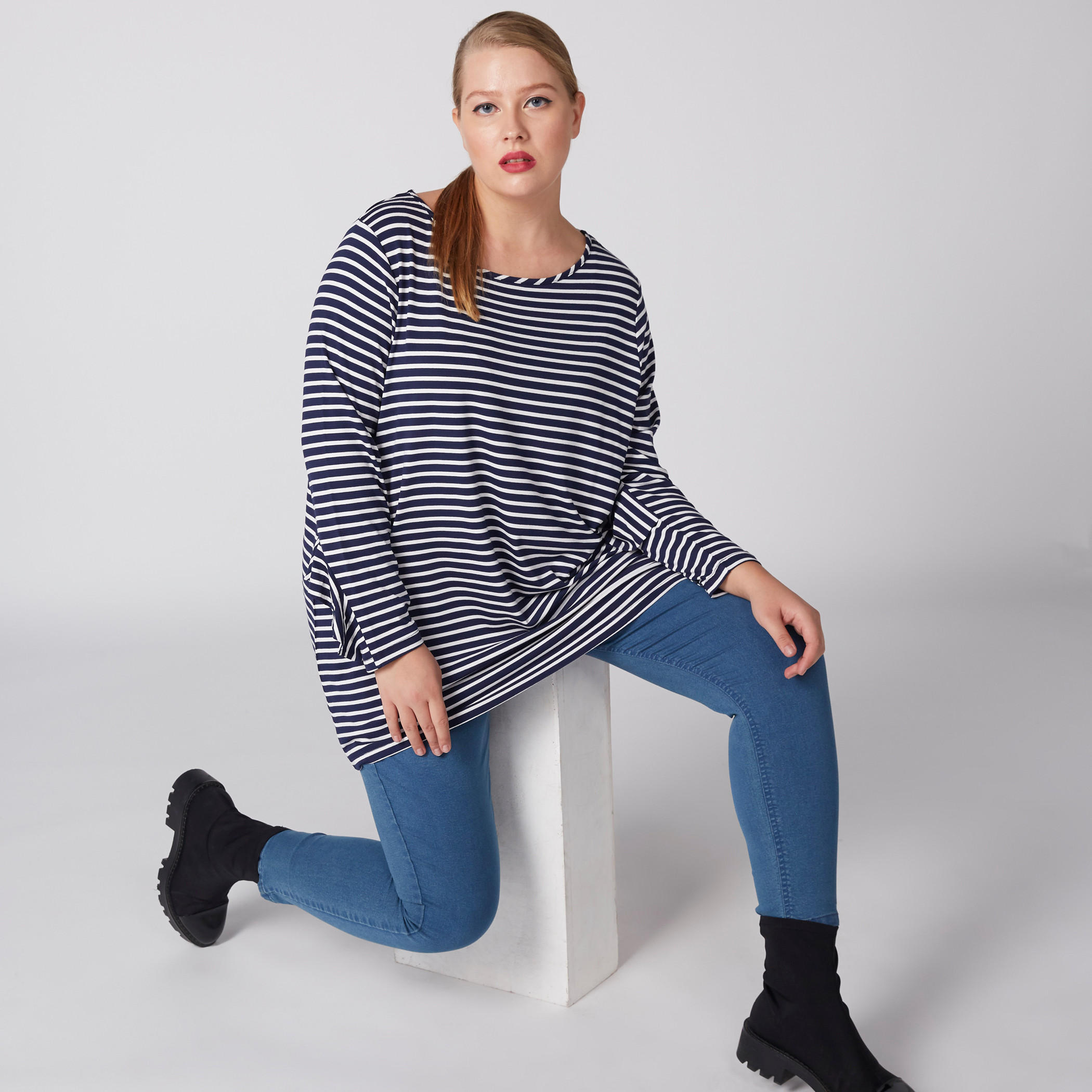 بلوزة مخطّطة بياقة قارب واسعة وأكمام طويلة-women-clothing-tshirts-image-3