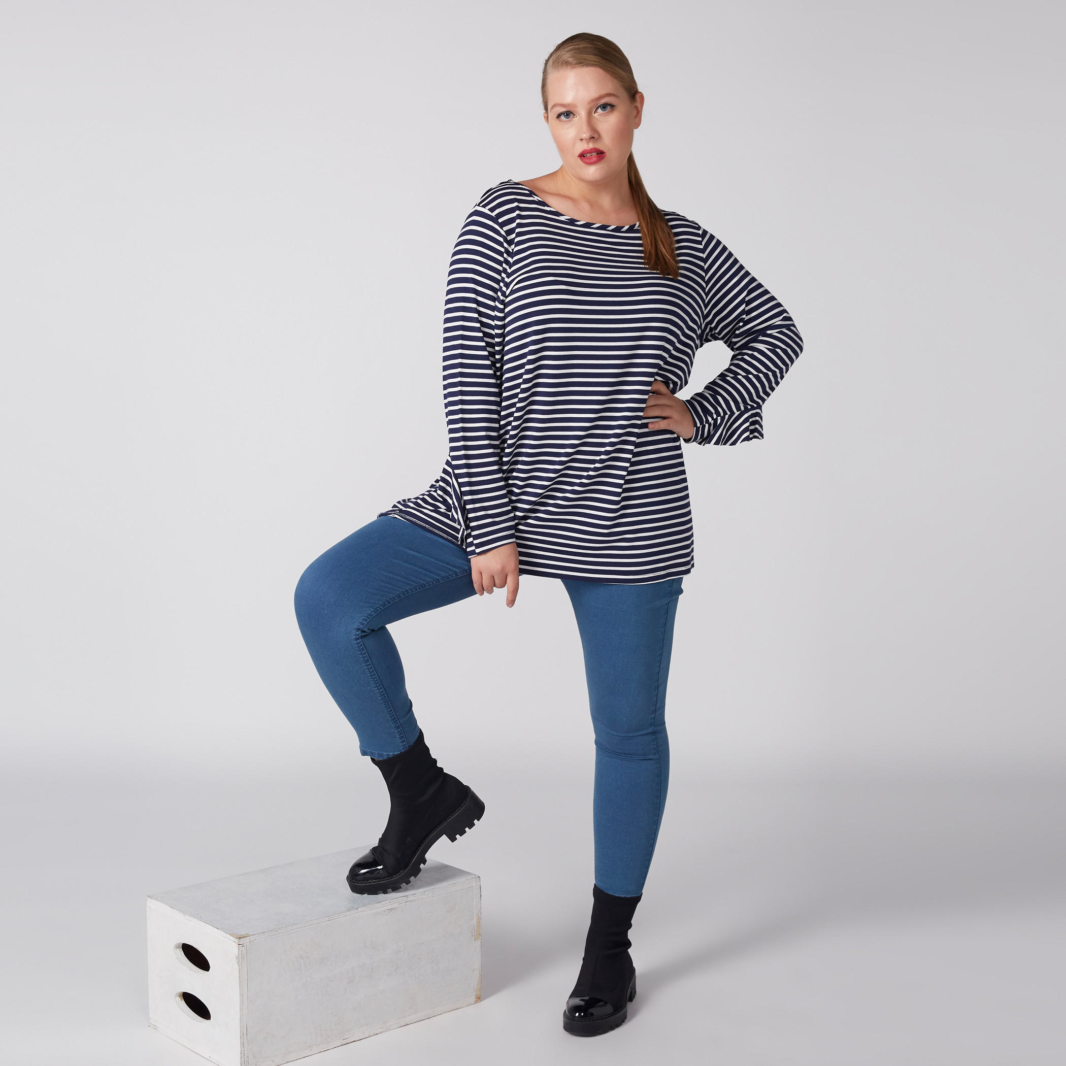 بلوزة مخطّطة بياقة قارب واسعة وأكمام طويلة-women-clothing-tshirts-image-4