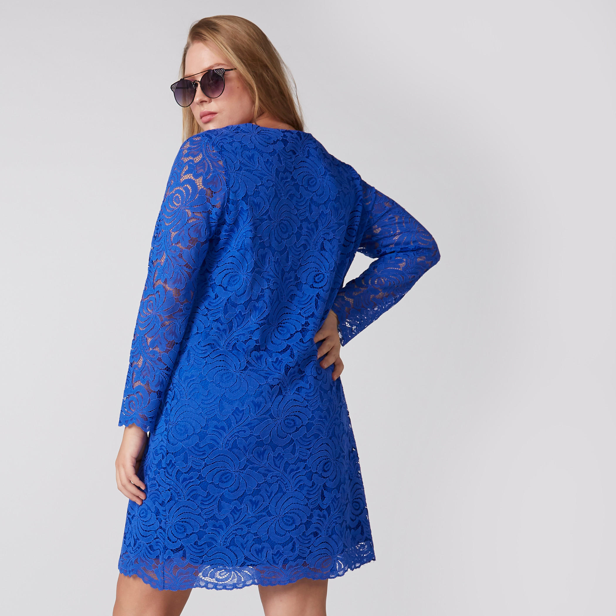 فستان قصير بتفاصيل دانتيل وأكمام طويلة-women-clothing-dresses-image-4