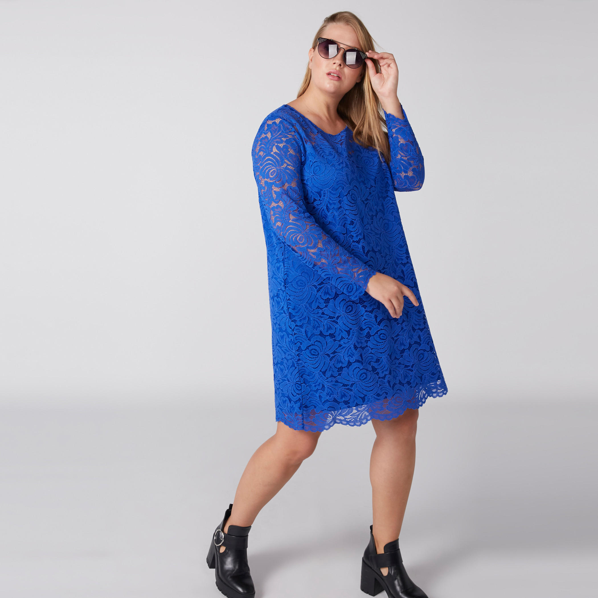 فستان قصير بتفاصيل دانتيل وأكمام طويلة-women-clothing-dresses-image-5
