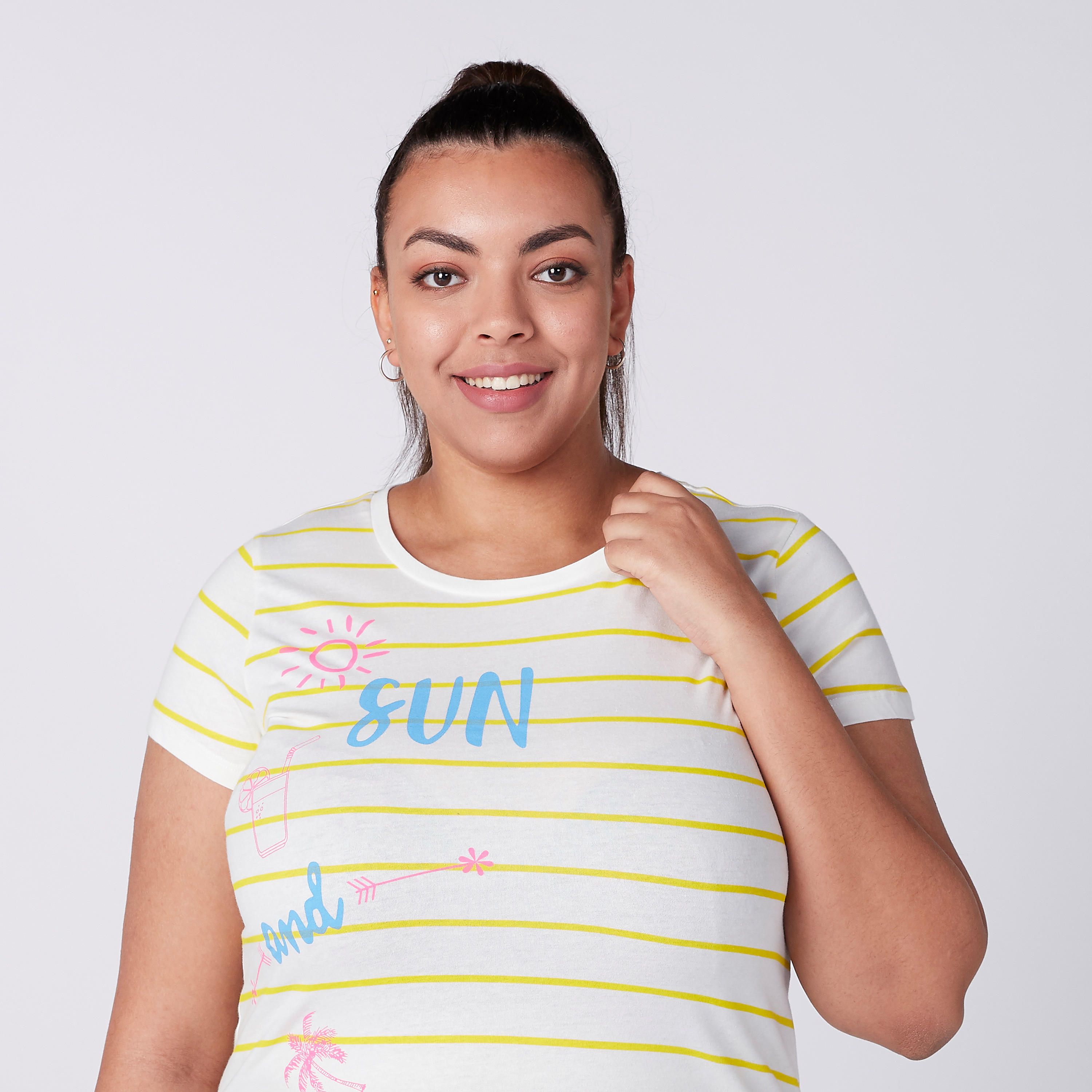 تيشيرت بياقة دائرية وأكمام قصيرة بتصميم مقلّم-women-clothing-tshirts-image-1