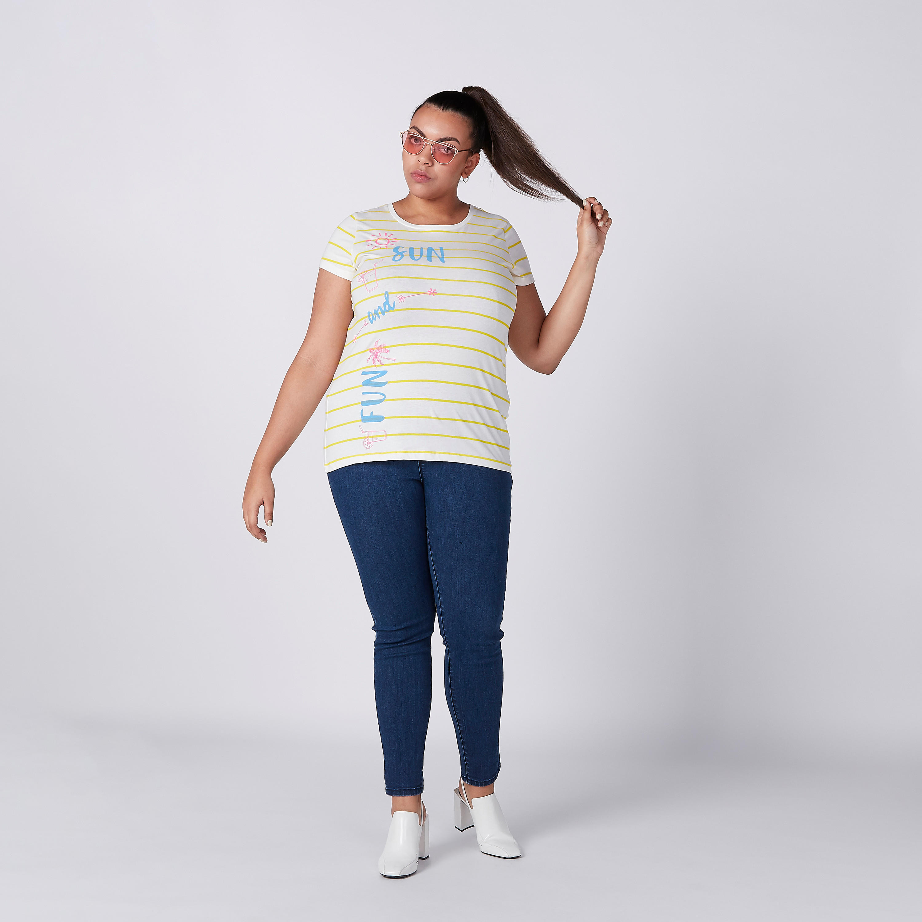 تيشيرت بياقة دائرية وأكمام قصيرة بتصميم مقلّم-women-clothing-tshirts-image-2