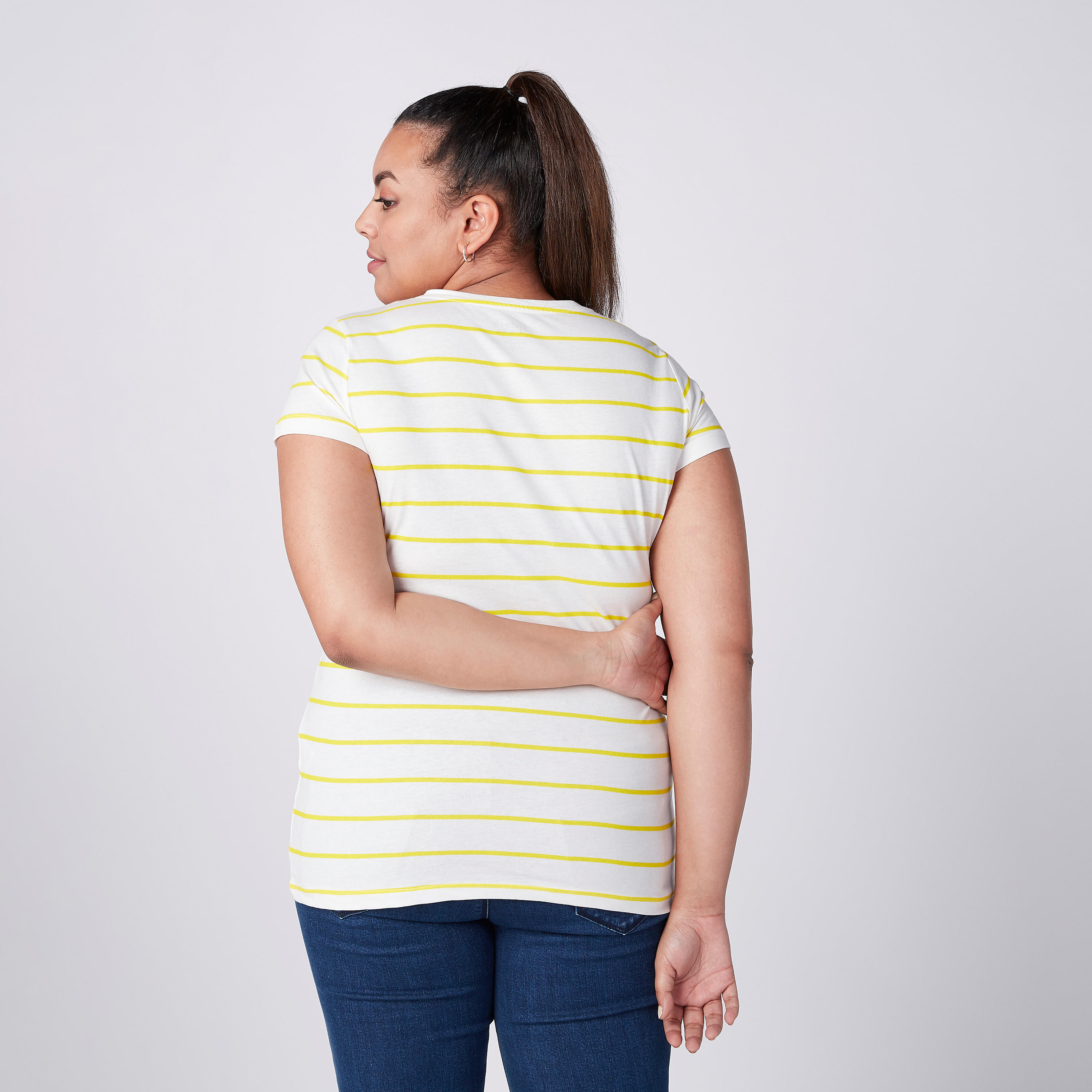 تيشيرت بياقة دائرية وأكمام قصيرة بتصميم مقلّم-women-clothing-tshirts-image-4