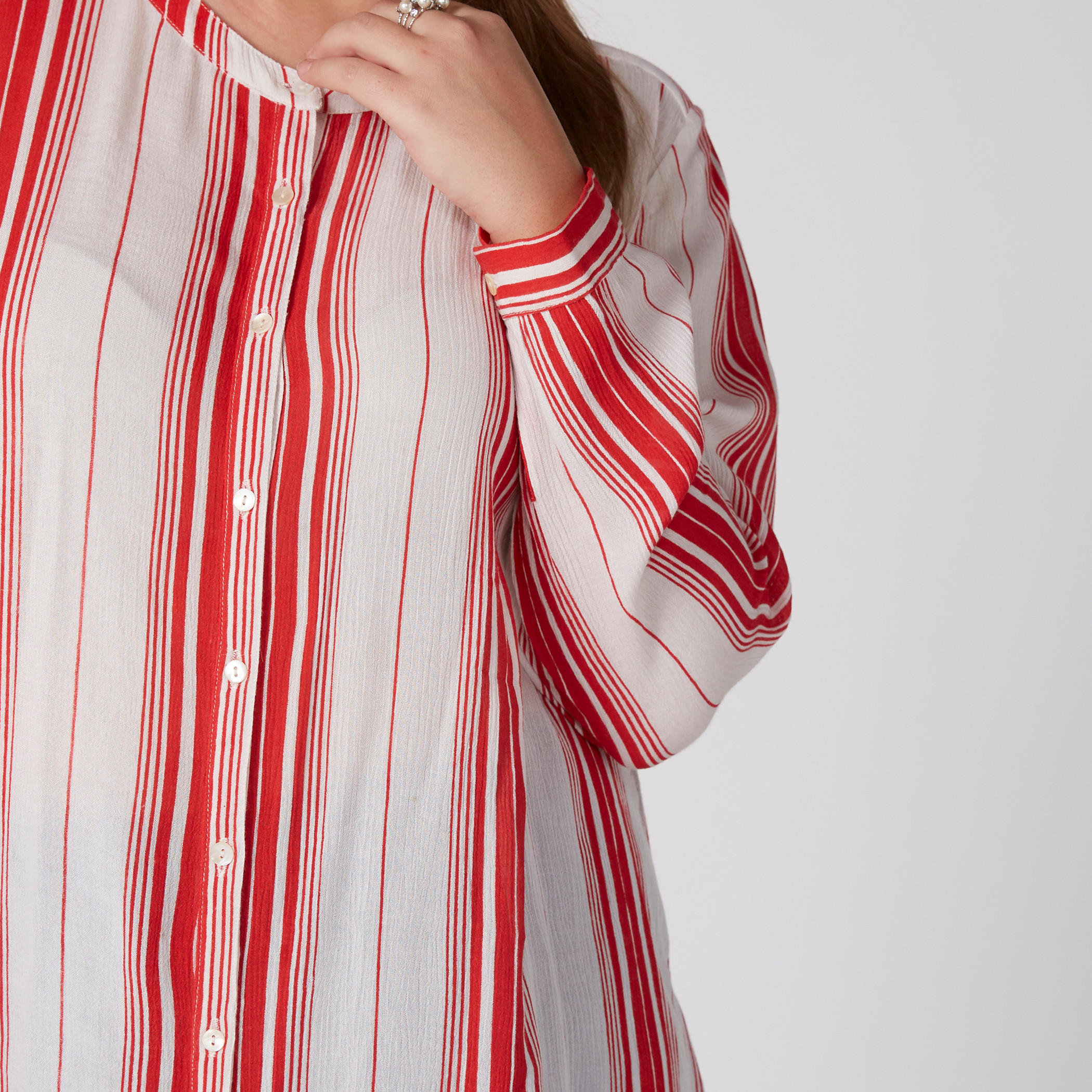 قميص طويل مقلّم بياقة ماندارين وأكمام طويلة-women-clothing-shirtsandblouses-blouses-image-3