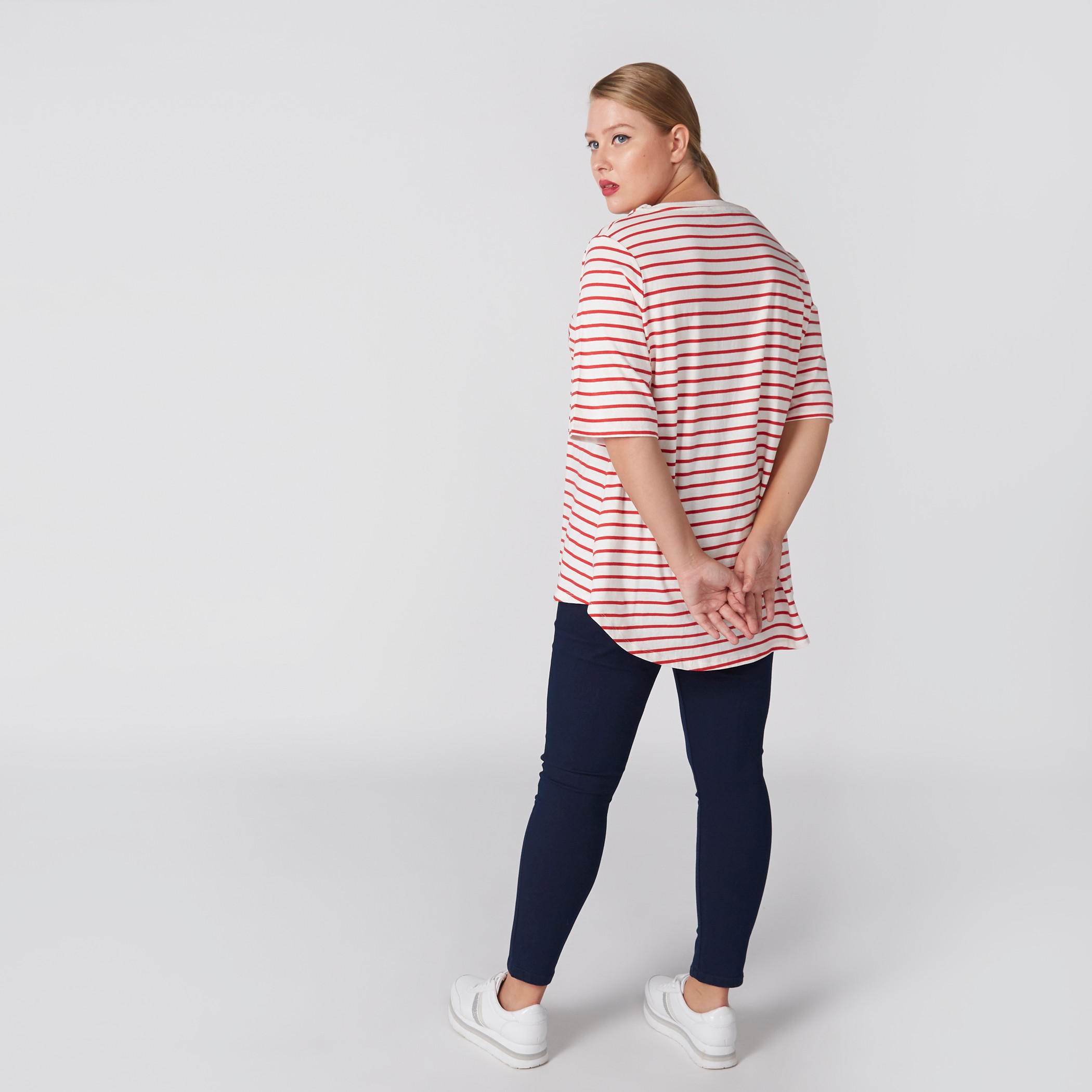 تيشيرت بياقة دائرية وأكمام قصيرة بتصميم مقلّم-women-clothing-tshirts-image-2