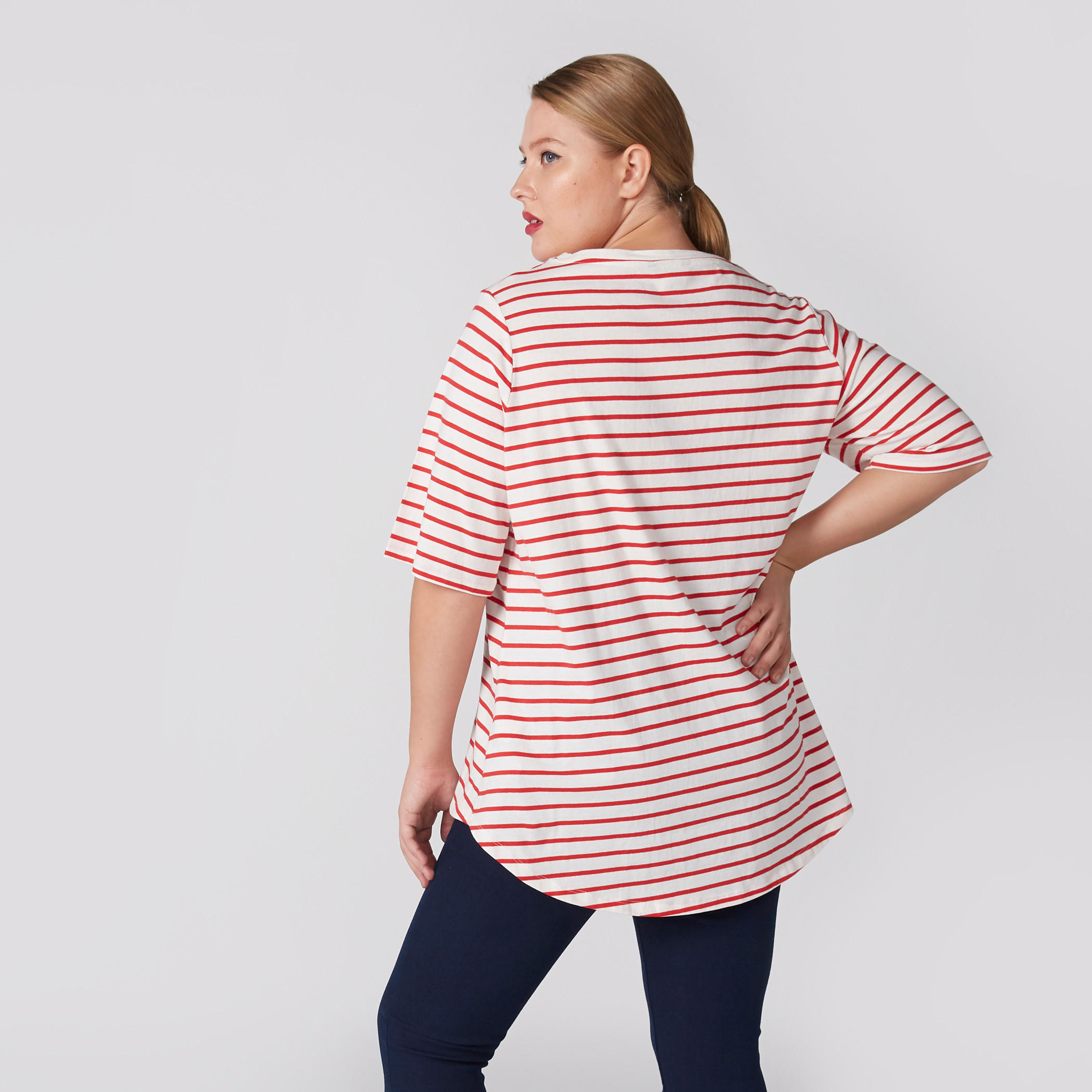 تيشيرت بياقة دائرية وأكمام قصيرة بتصميم مقلّم-women-clothing-tshirts-image-3