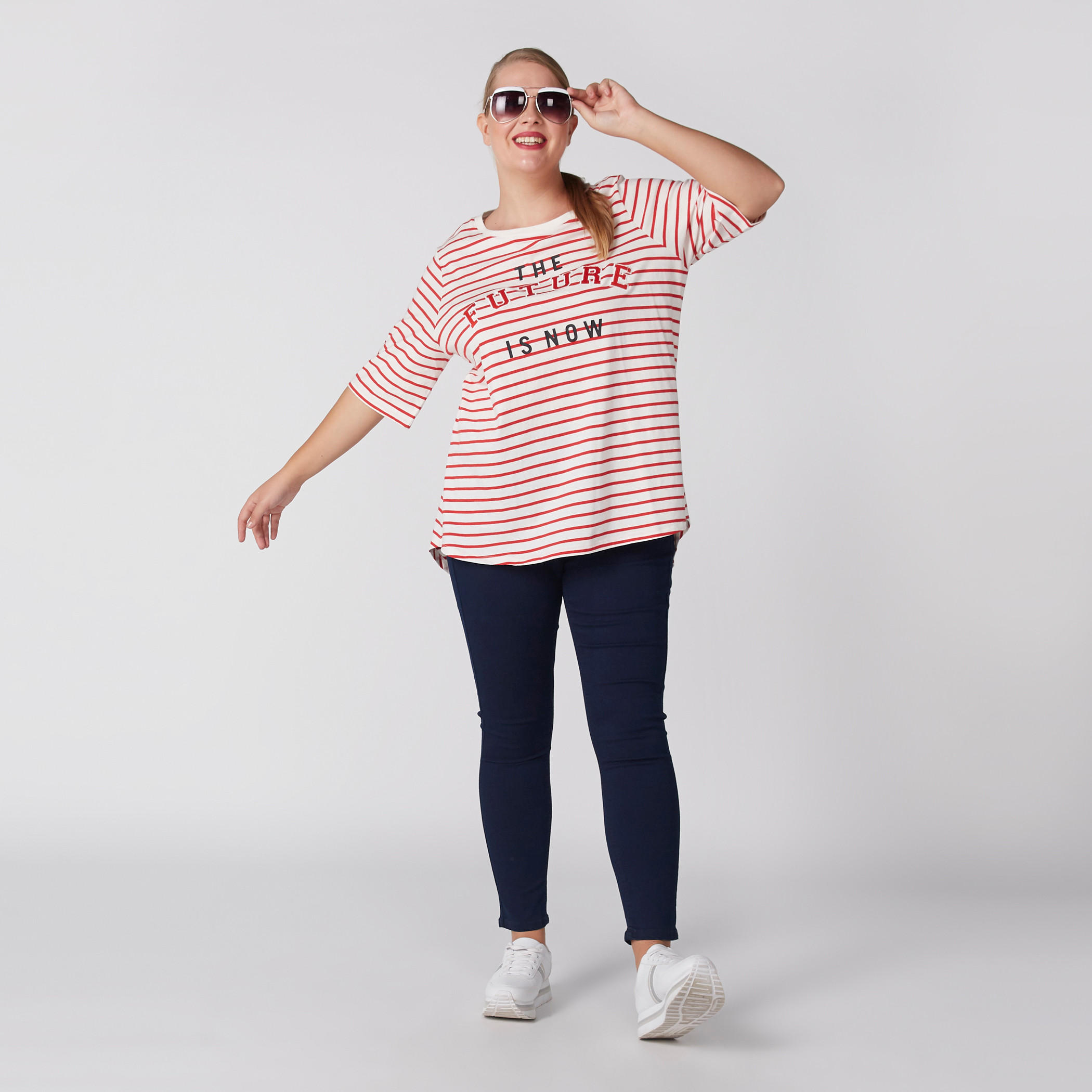 تيشيرت بياقة دائرية وأكمام قصيرة بتصميم مقلّم-women-clothing-tshirts-image-4