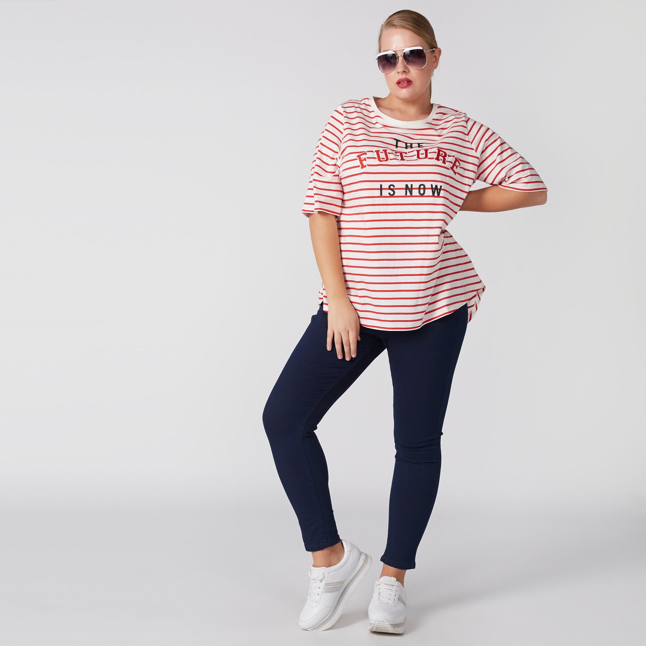 تيشيرت بياقة دائرية وأكمام قصيرة بتصميم مقلّم-women-clothing-tshirts-image-5
