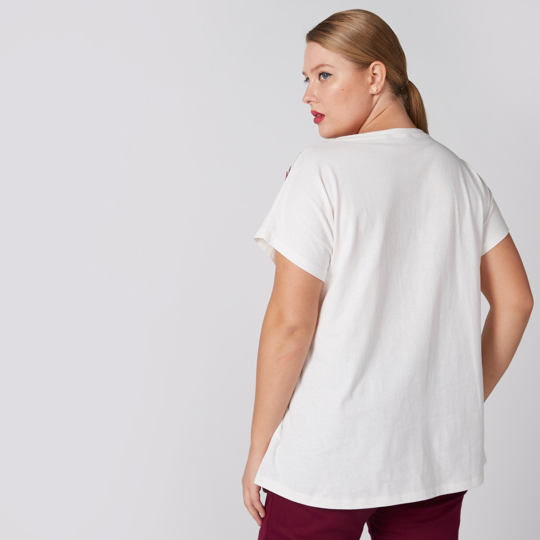 تيشيرت بتزيينات وياقة مستديرة وأكمام متصلة-women-clothing-tshirts-image-2