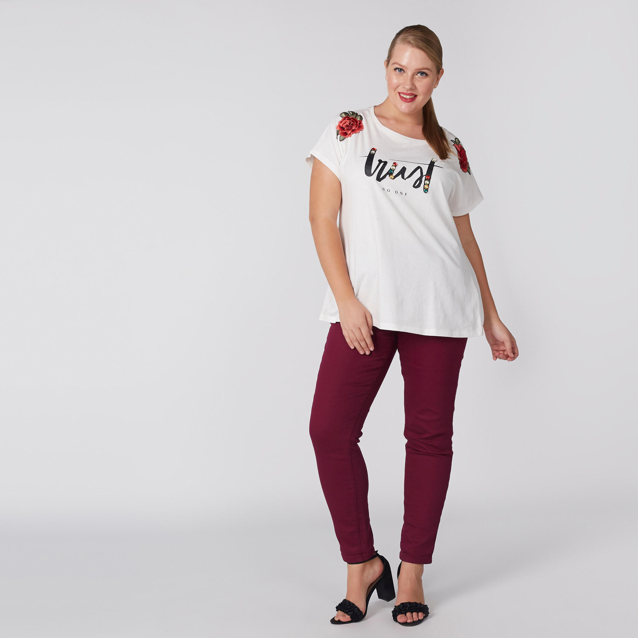 تيشيرت بتزيينات وياقة مستديرة وأكمام متصلة-women-clothing-tshirts-image-3