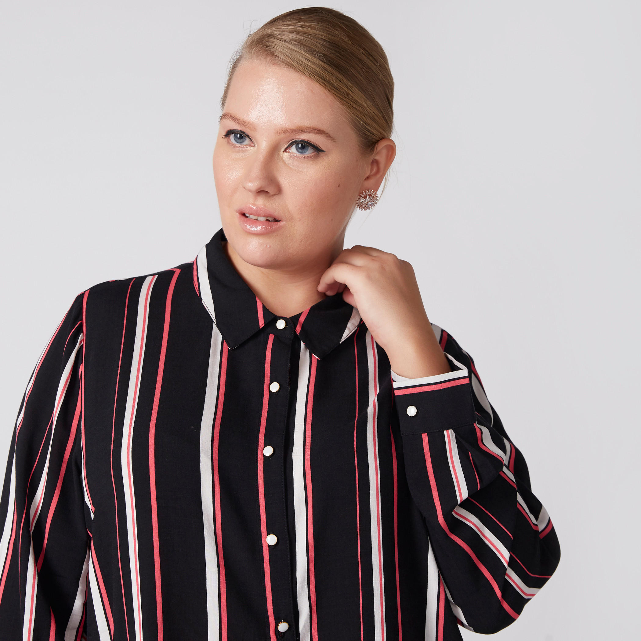 قميص مقلّم بأكمام طويلة ووصلة أزرار كاملة-women-clothing-shirtsandblouses-blouses-image-1