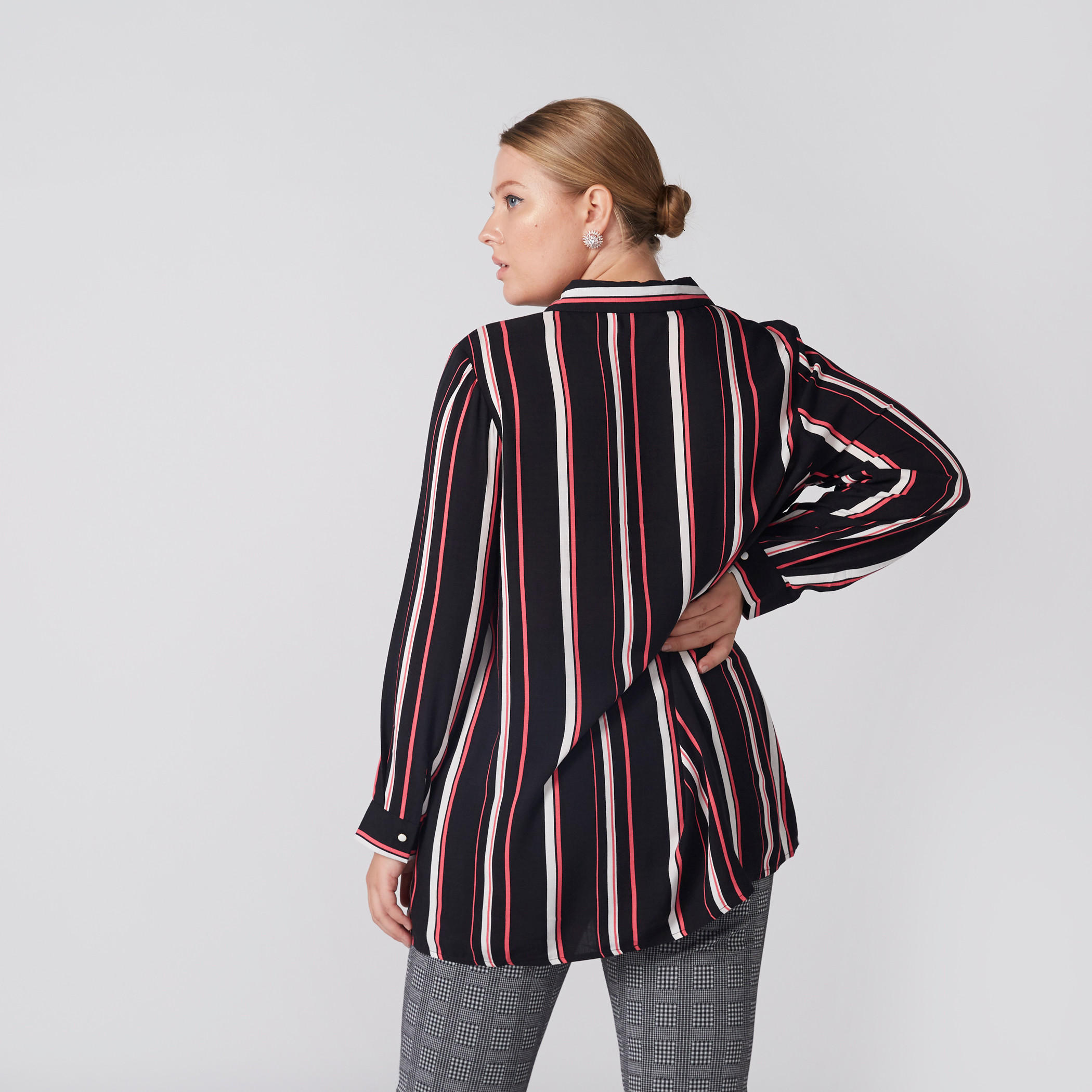 قميص مقلّم بأكمام طويلة ووصلة أزرار كاملة-women-clothing-shirtsandblouses-blouses-image-3