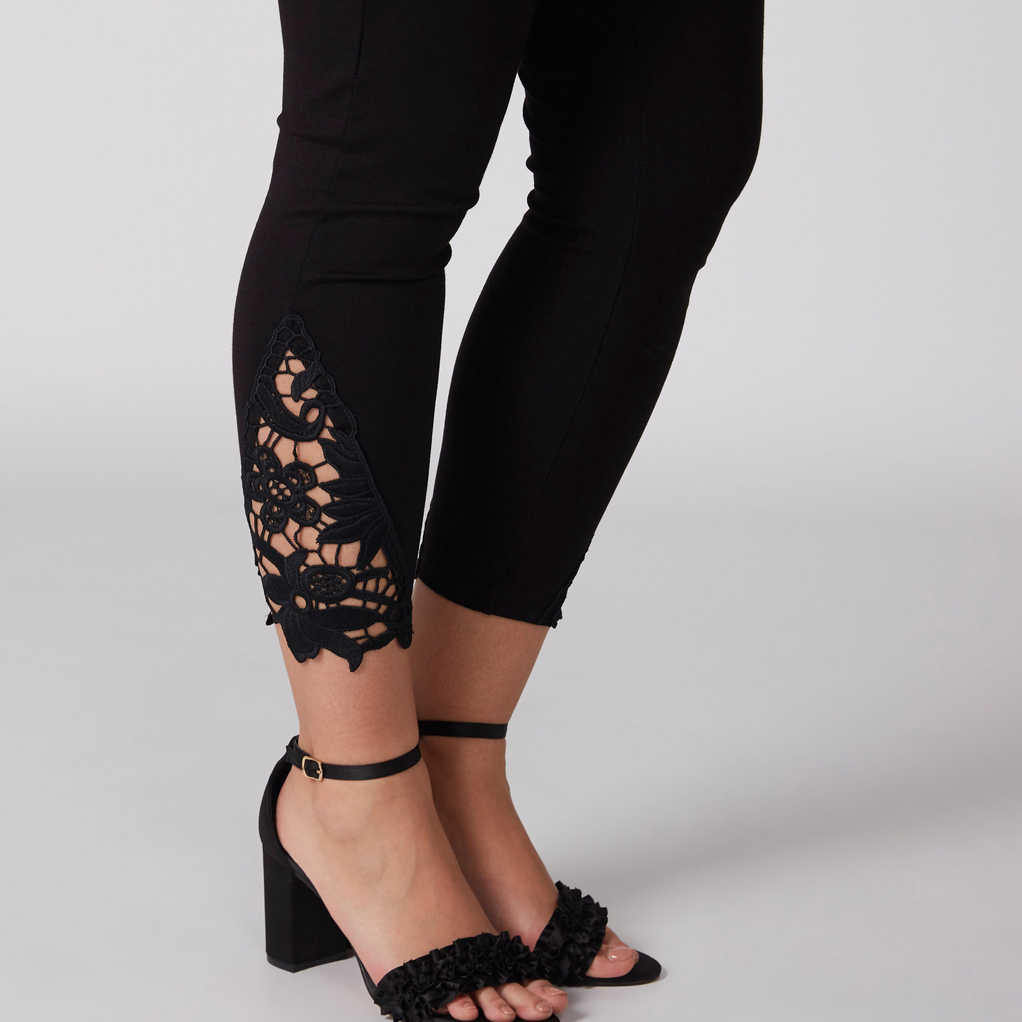 بنطال ليقنز بتفاصيل دانتيل وخصر مطاطي-women-clothing-bottoms-leggings-image-3