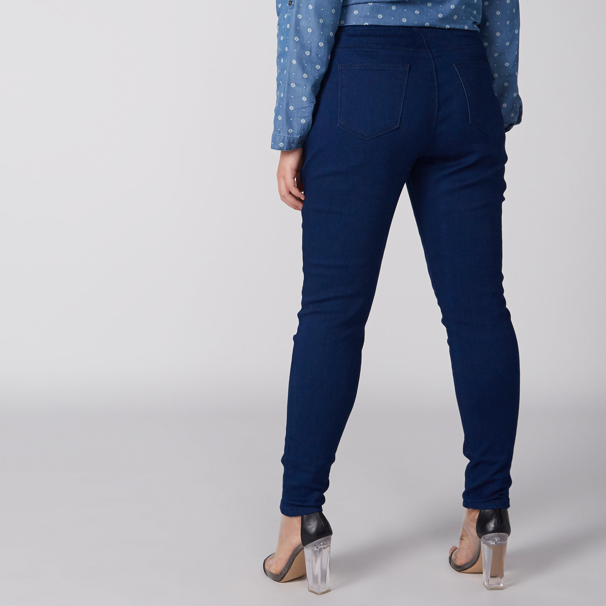 بنطال طويل بقصّة ضيّقة وخصر مطّاطي وجيوب-women-clothing-bottoms-leggings-image-4