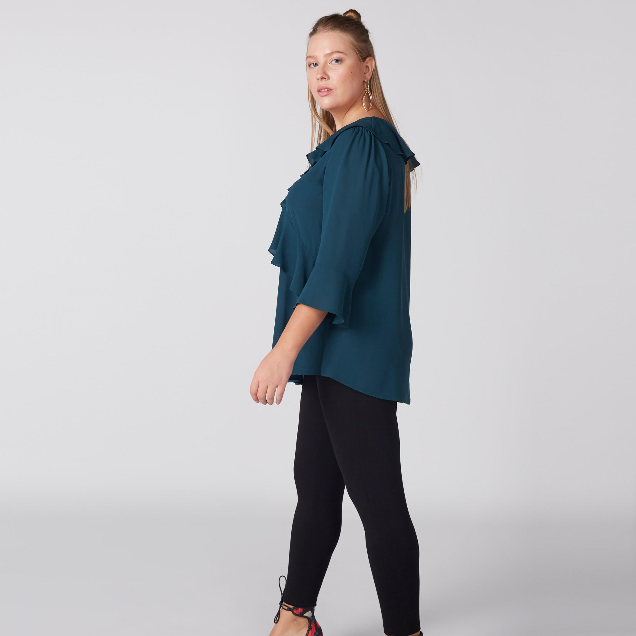 بلوزة بياقة V وتفاصيل كشكش وأكمام 3/4-women-clothing-shirtsandblouses-blouses-image-3
