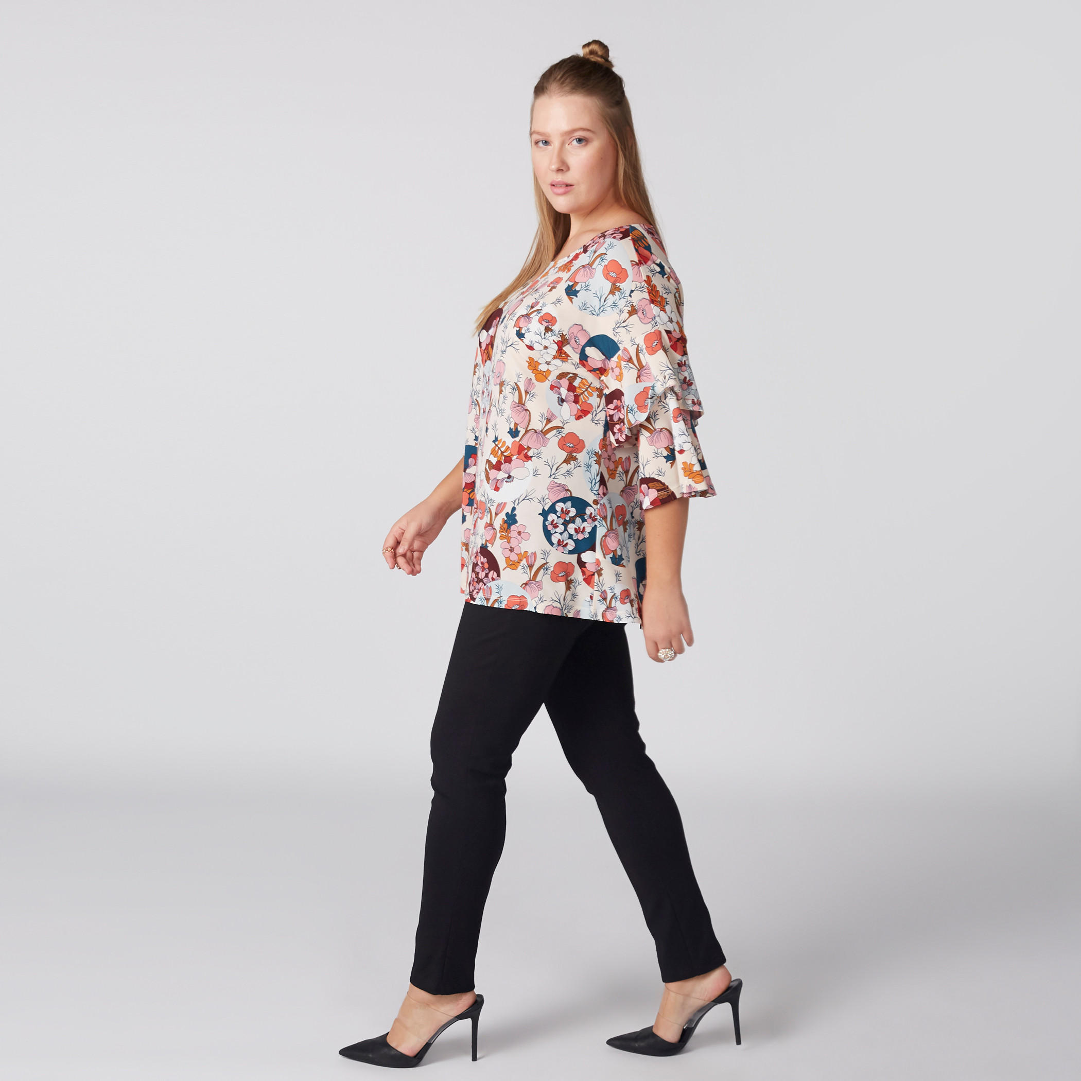بلوزة بياقة مستديرة وأكمام واسعة وطبعات-women-clothing-shirtsandblouses-blouses-image-1
