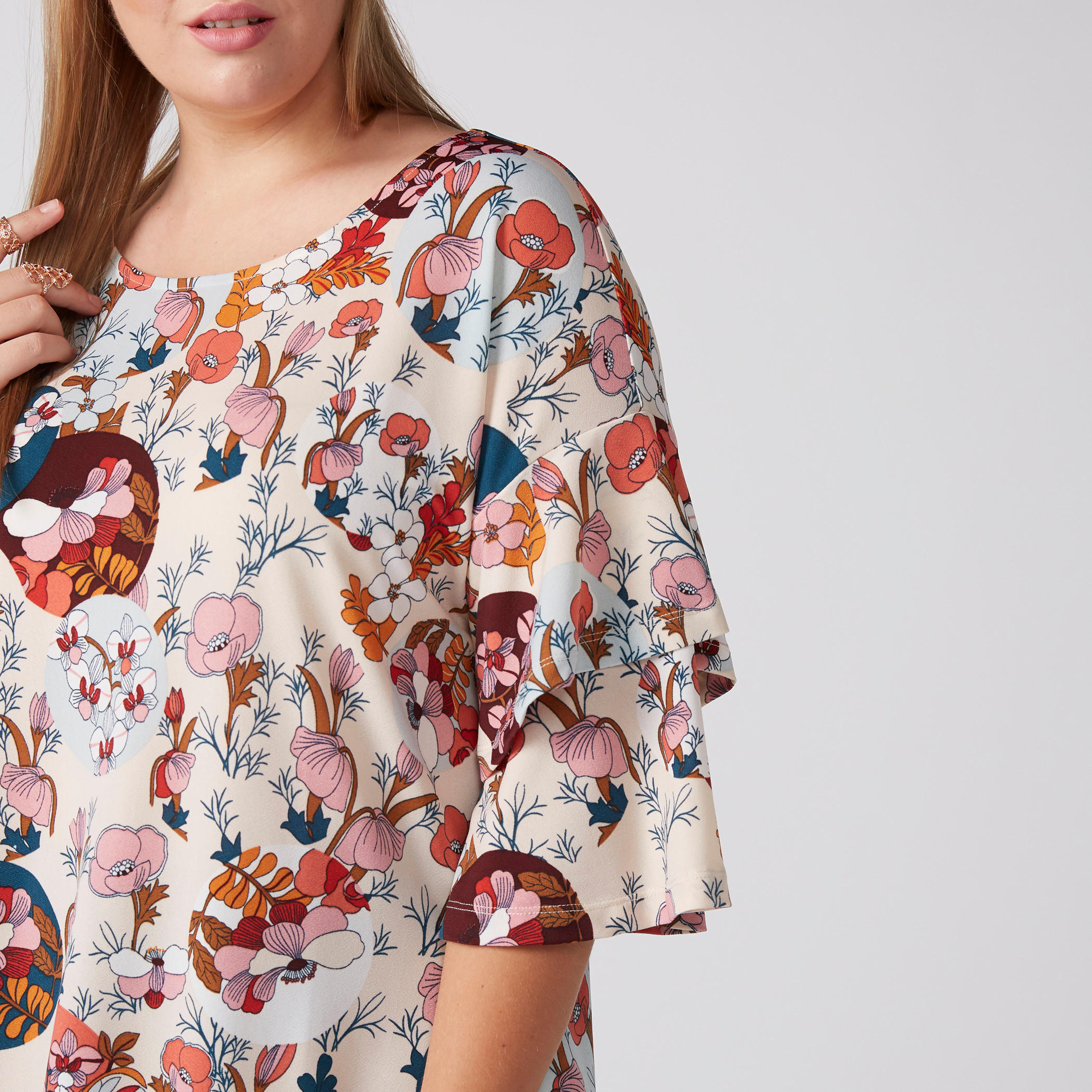 بلوزة بياقة مستديرة وأكمام واسعة وطبعات-women-clothing-shirtsandblouses-blouses-image-3
