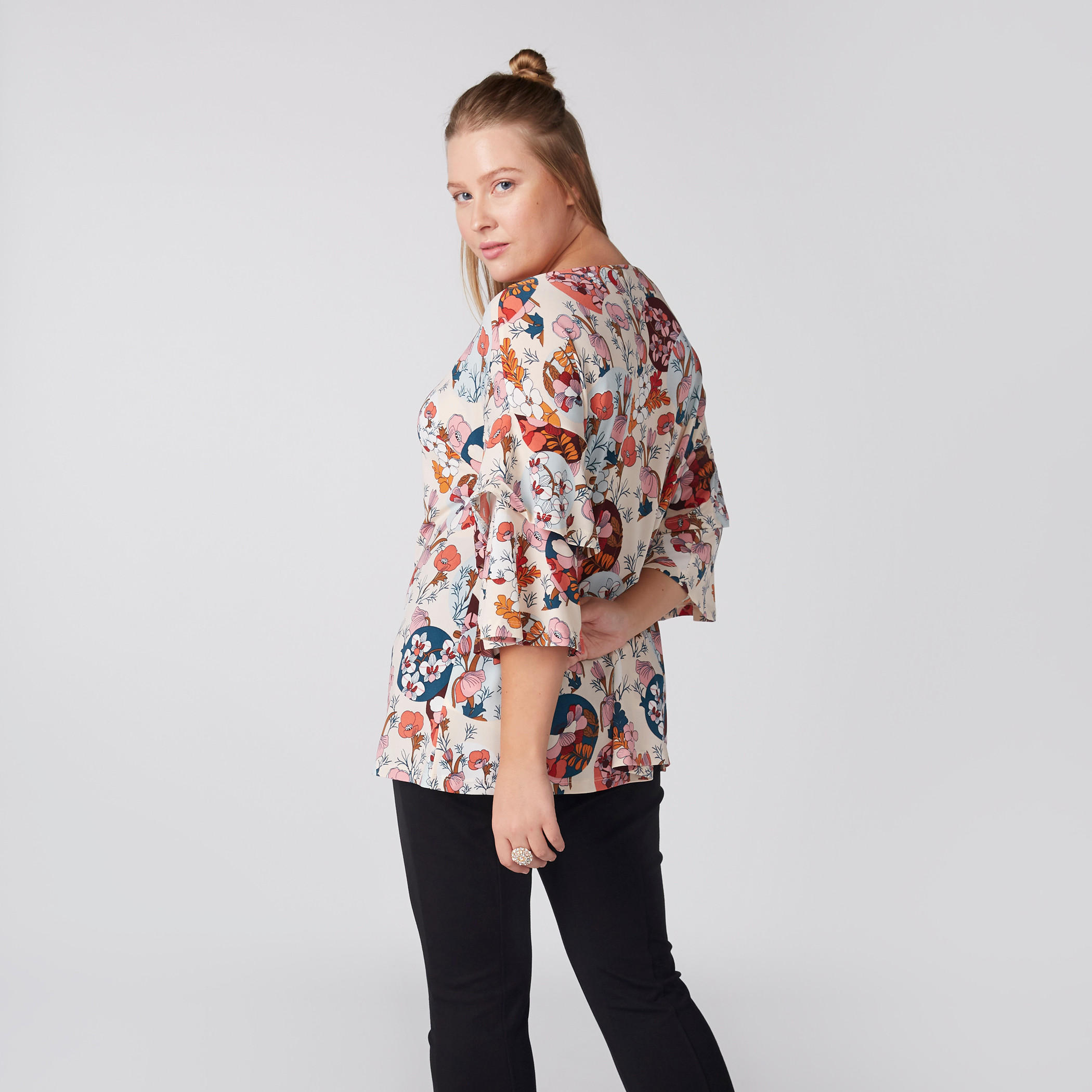 بلوزة بياقة مستديرة وأكمام واسعة وطبعات-women-clothing-shirtsandblouses-blouses-image-4