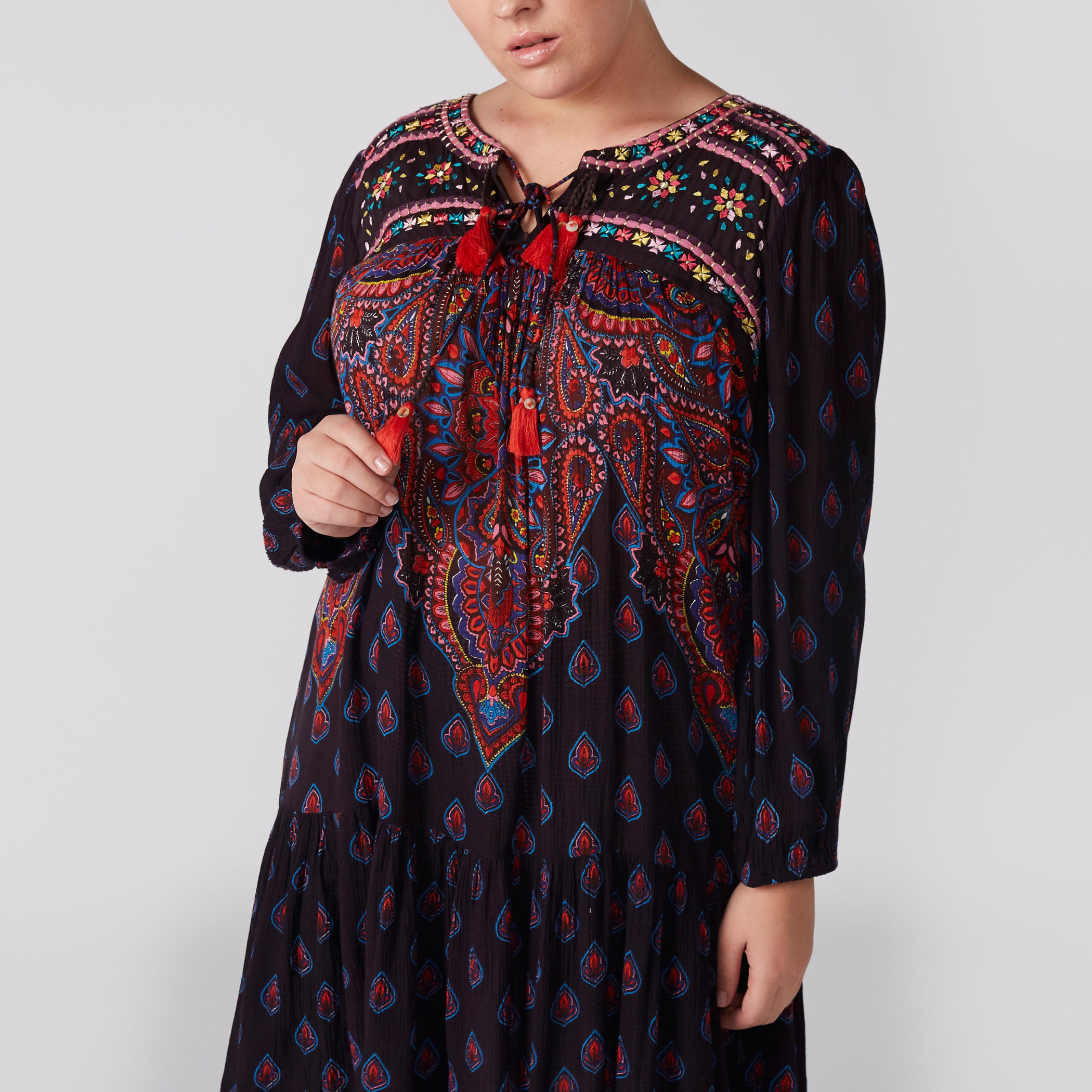 تونيك مطرّز بأكمام طويلة وياقة V-women-clothing-shirtsandblouses-blouses-image-1