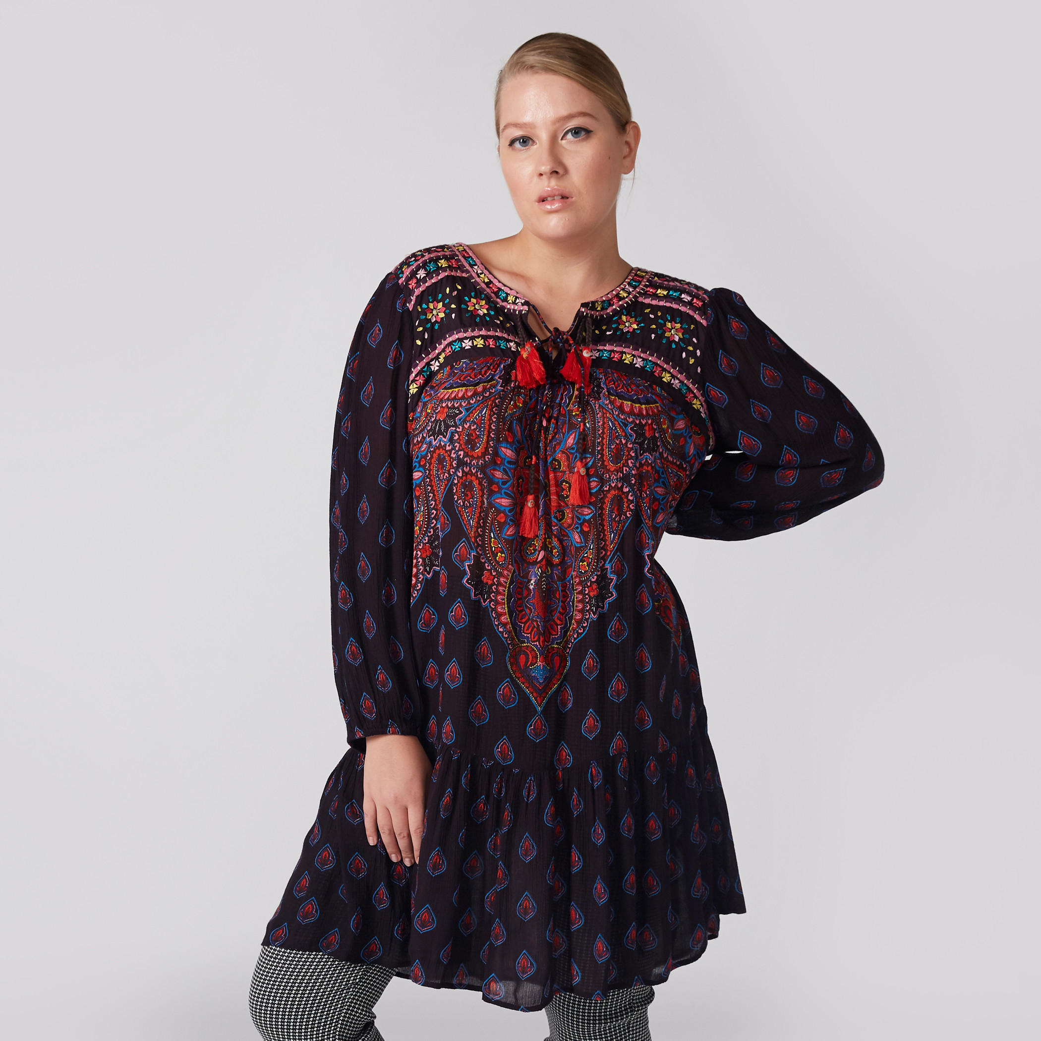 تونيك مطرّز بأكمام طويلة وياقة V-women-clothing-shirtsandblouses-blouses-image-2