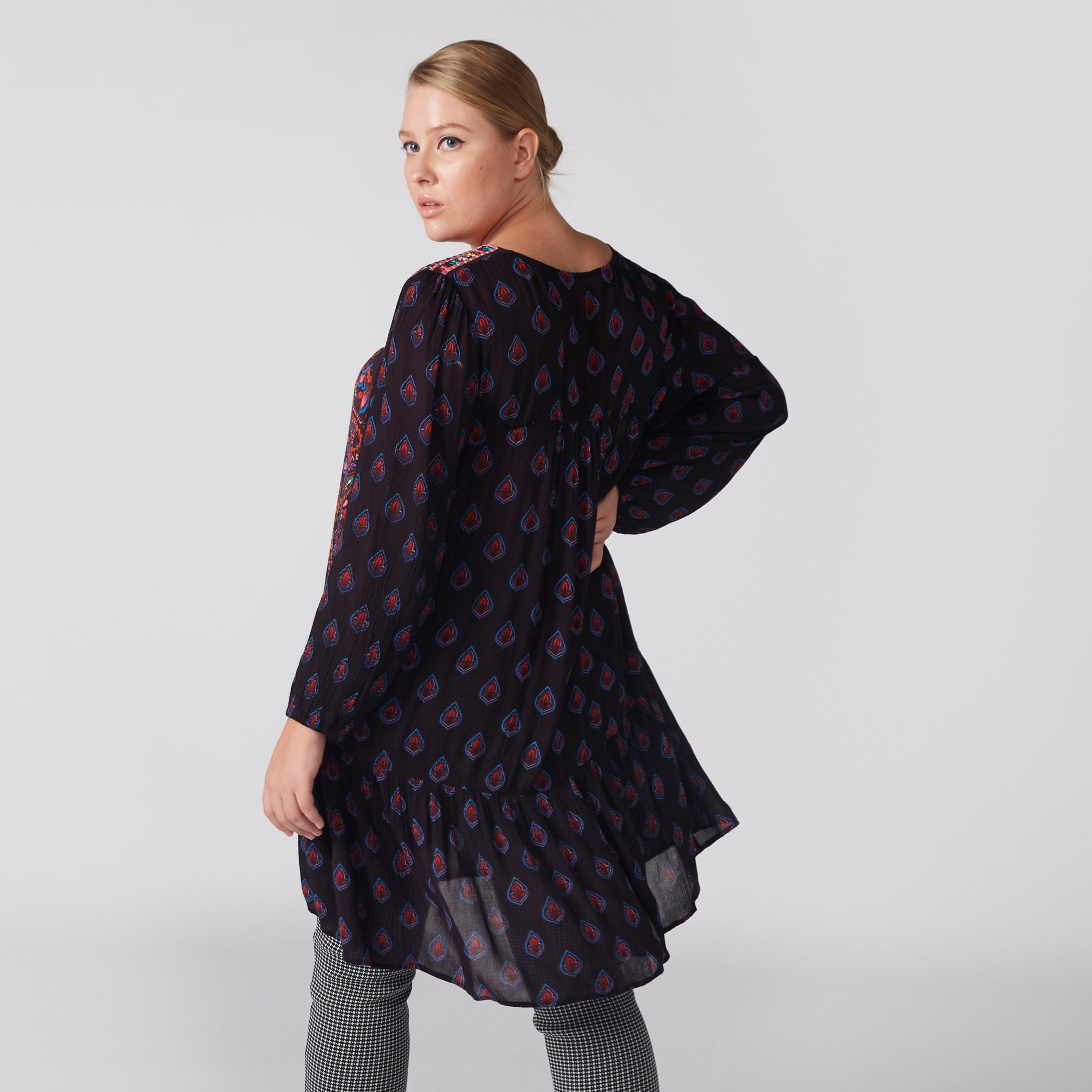 تونيك مطرّز بأكمام طويلة وياقة V-women-clothing-shirtsandblouses-blouses-image-3
