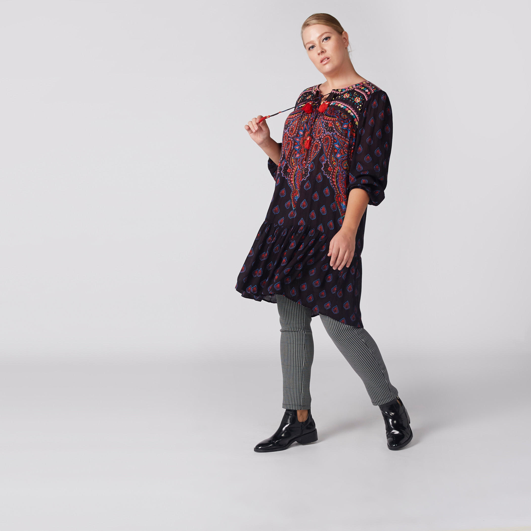 تونيك مطرّز بأكمام طويلة وياقة V-women-clothing-shirtsandblouses-blouses-image-4