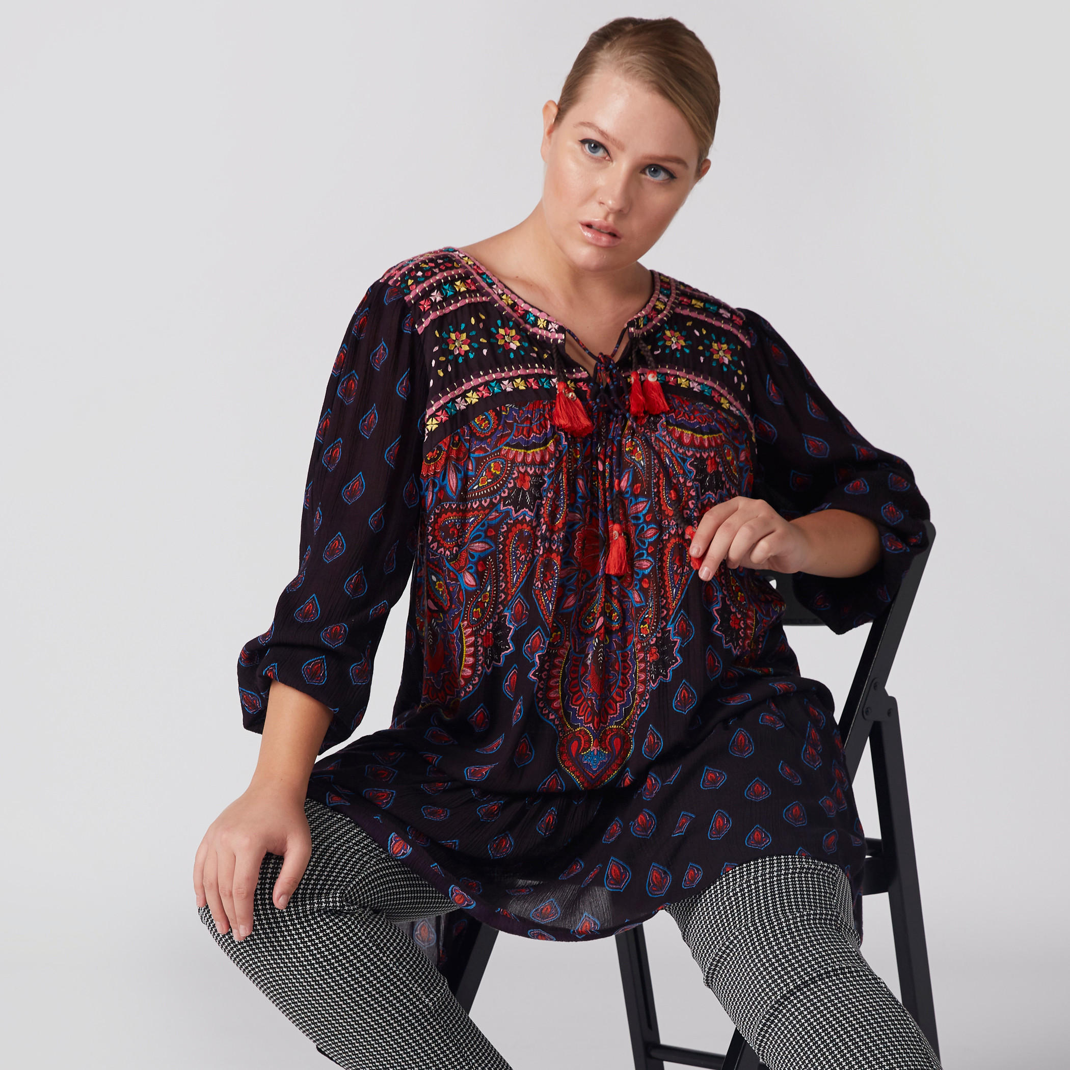 تونيك مطرّز بأكمام طويلة وياقة V-women-clothing-shirtsandblouses-blouses-image-5