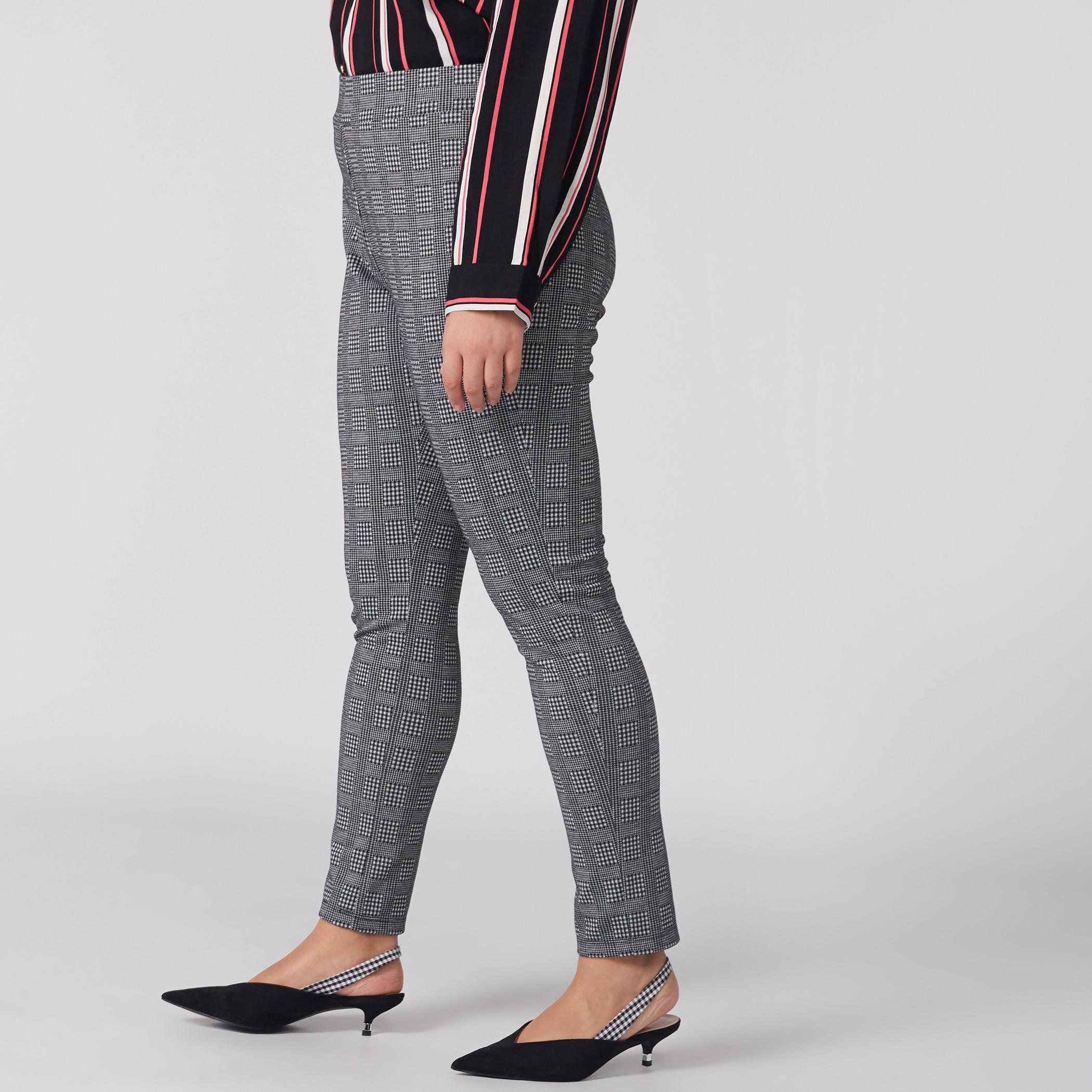 بنطال كاروهات طويل بخصر مطّاطي-women-clothing-bottoms-leggings-image-3