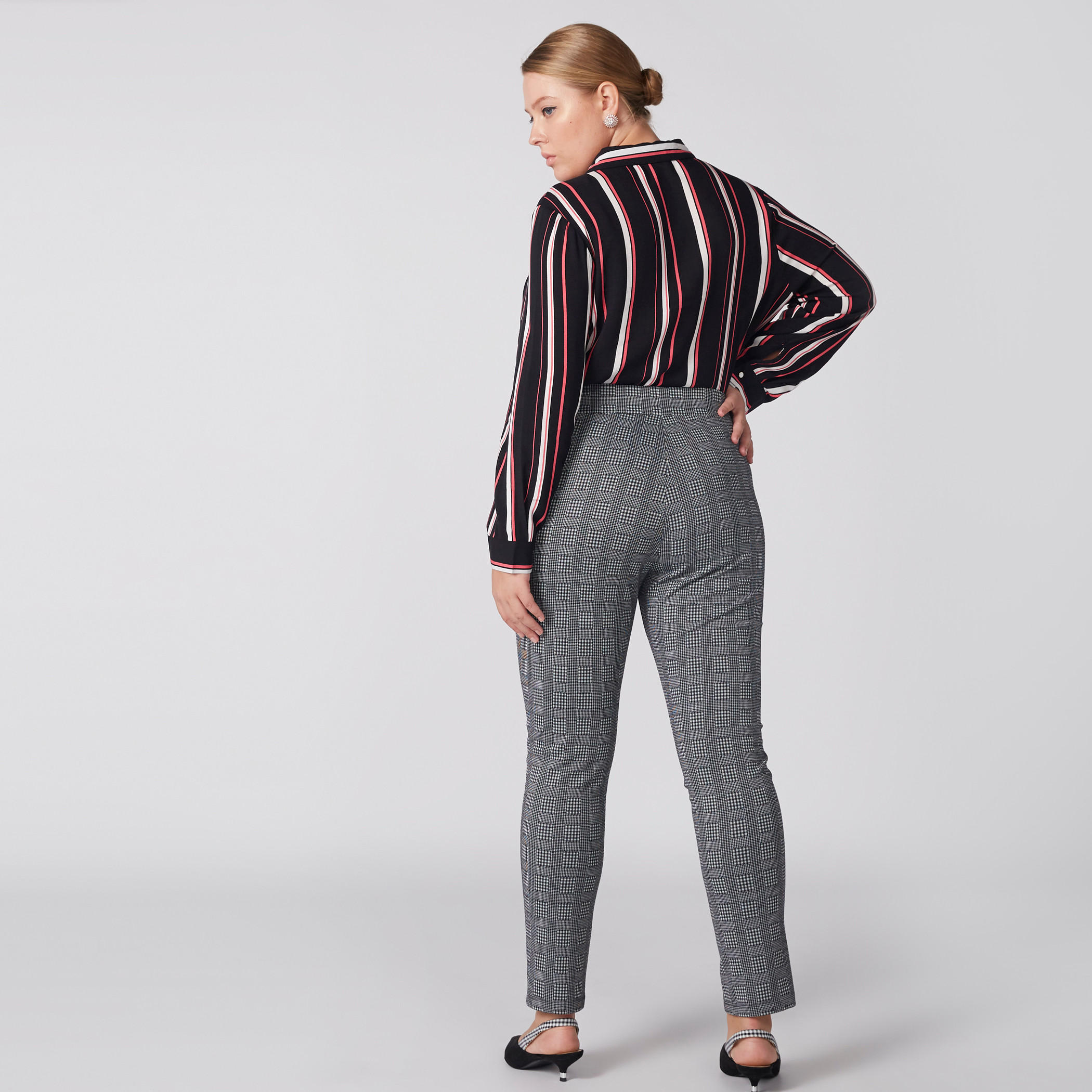 بنطال كاروهات طويل بخصر مطّاطي-women-clothing-bottoms-leggings-image-4