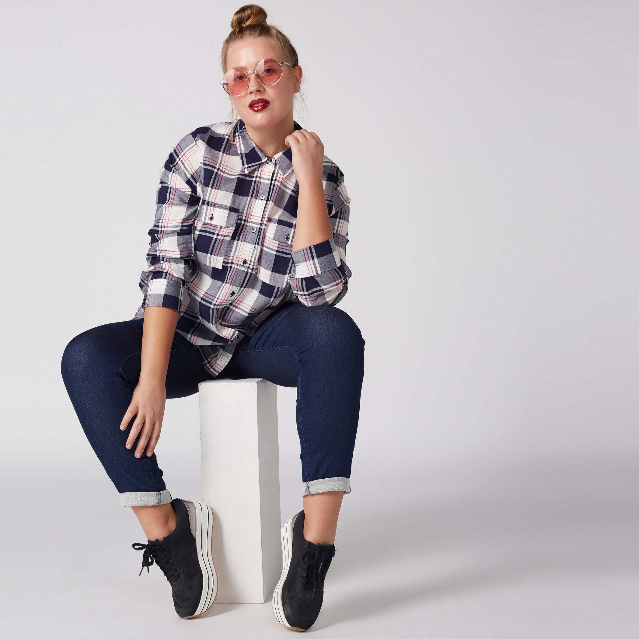 قميص كاروهات بأكمام طويلة ووصلة أزرار كاملة-women-clothing-shirtsandblouses-shirts-image-1