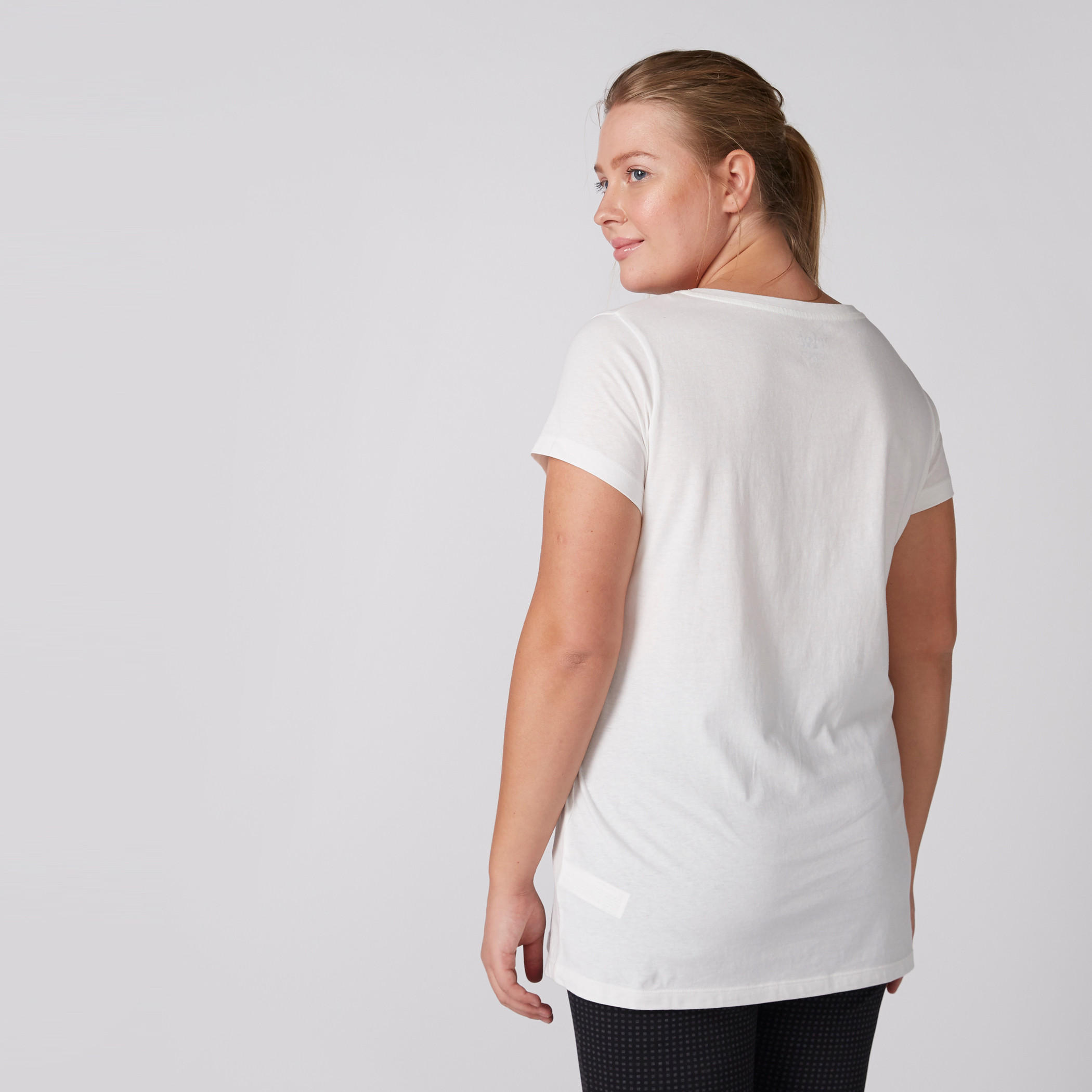 تيشيرت بطبعات وياقة مستديرة وأكمام قصيرة-women-clothing-tshirts-image-2