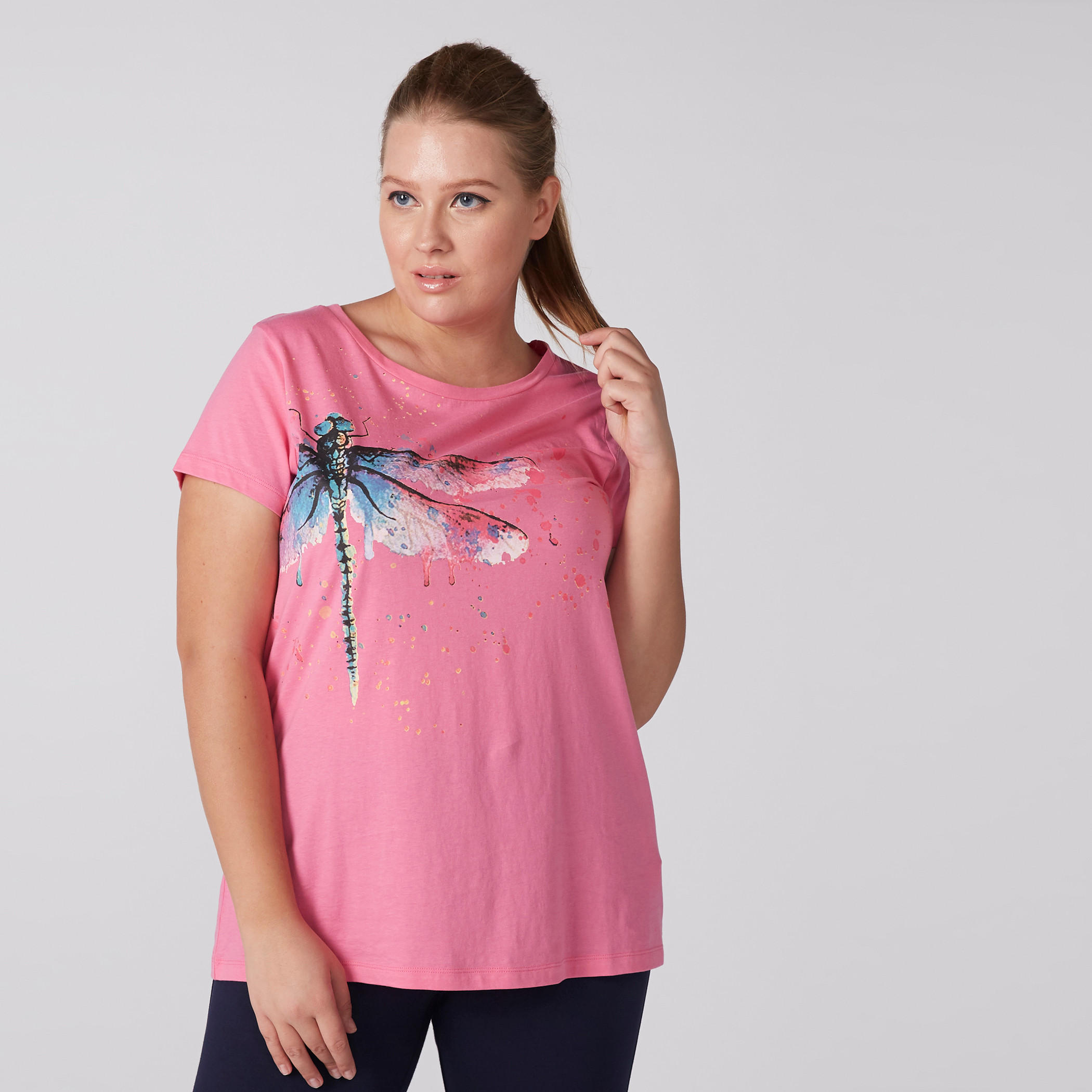 تيشيرت بنقش مطبوع مع ياقة دائرية وأكمام قصيرة-women-clothing-tshirts-image-1