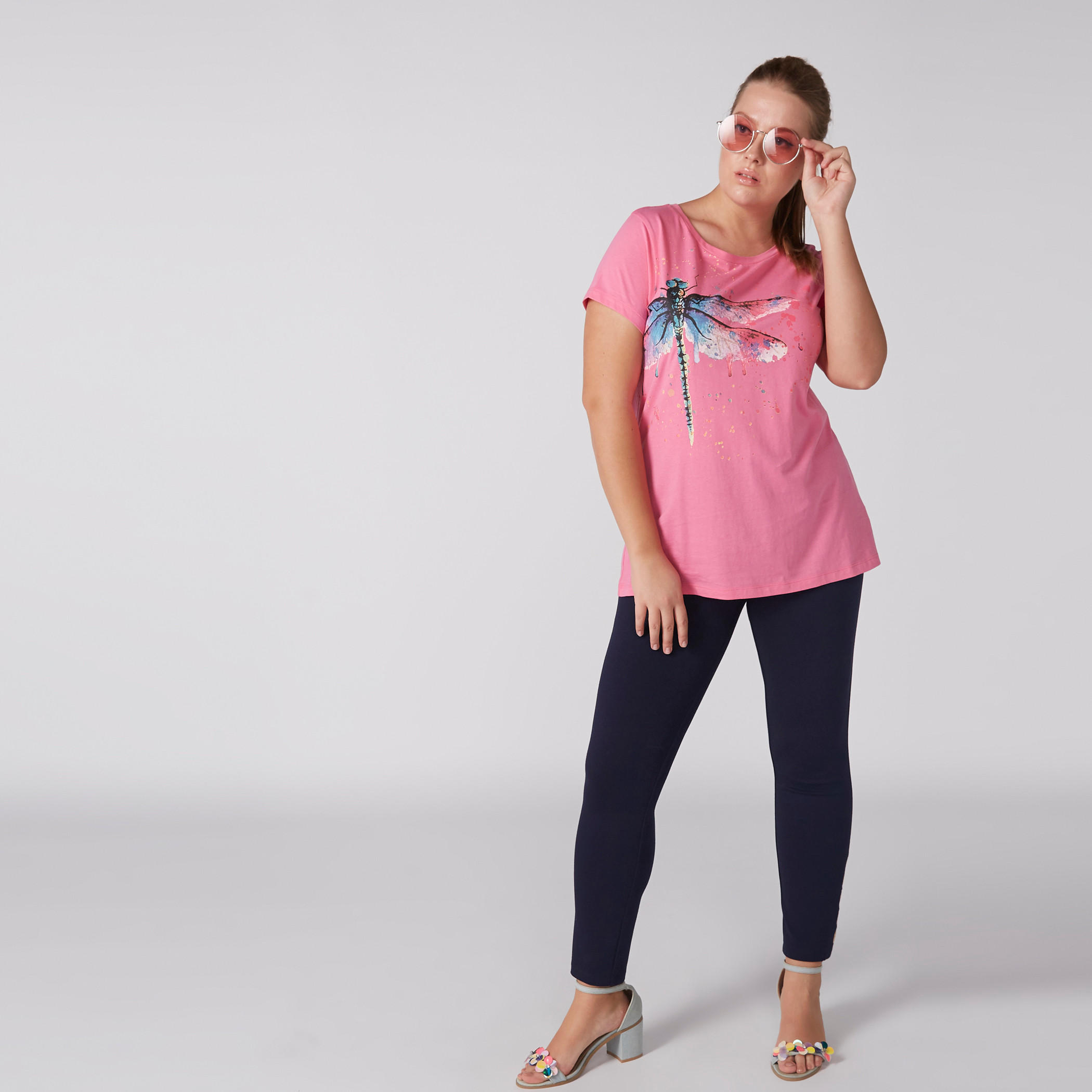 تيشيرت بنقش مطبوع مع ياقة دائرية وأكمام قصيرة-women-clothing-tshirts-image-3