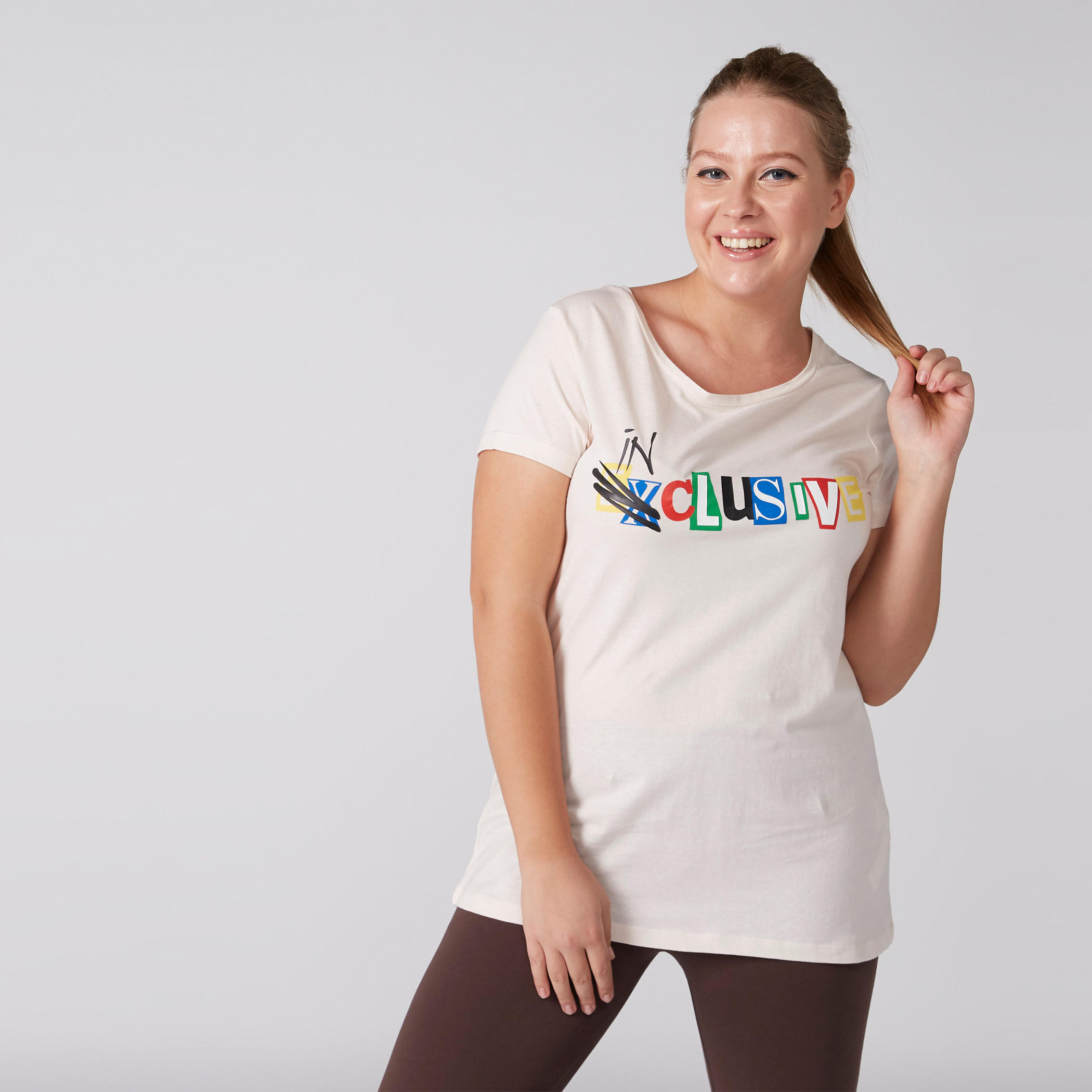 تيشيرت بنقش مطبوع مع ياقة دائرية وأكمام قصيرة-women-clothing-tshirts-image-1